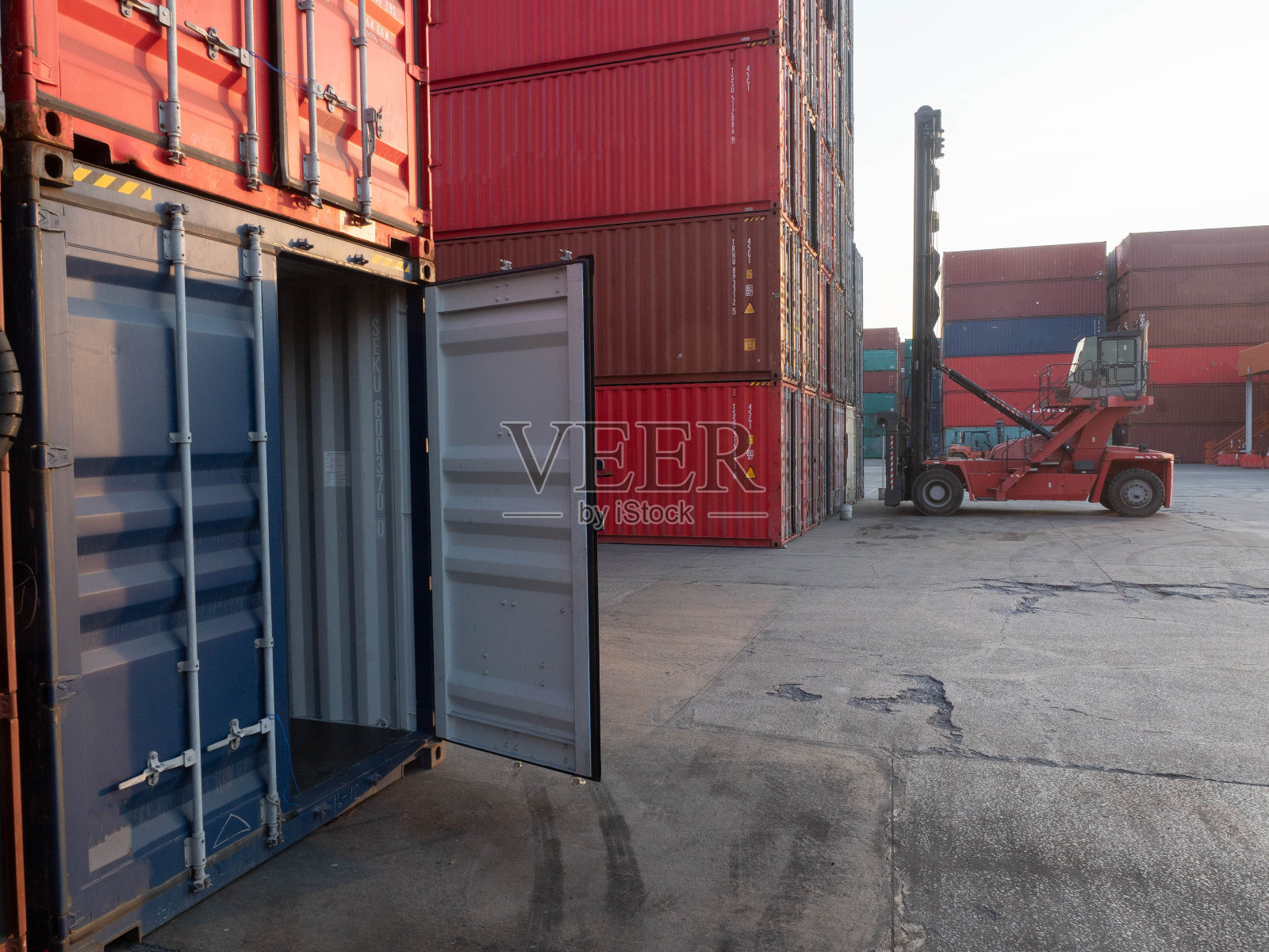 集装箱运输航运业业务物流货物进出口货物交付港口贸易商业储存仓库商品港口国际船舶堆叠起重机包照片摄影图片