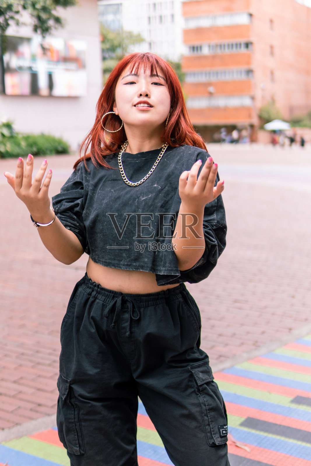 反思都市时代的年轻韩国女性照片摄影图片