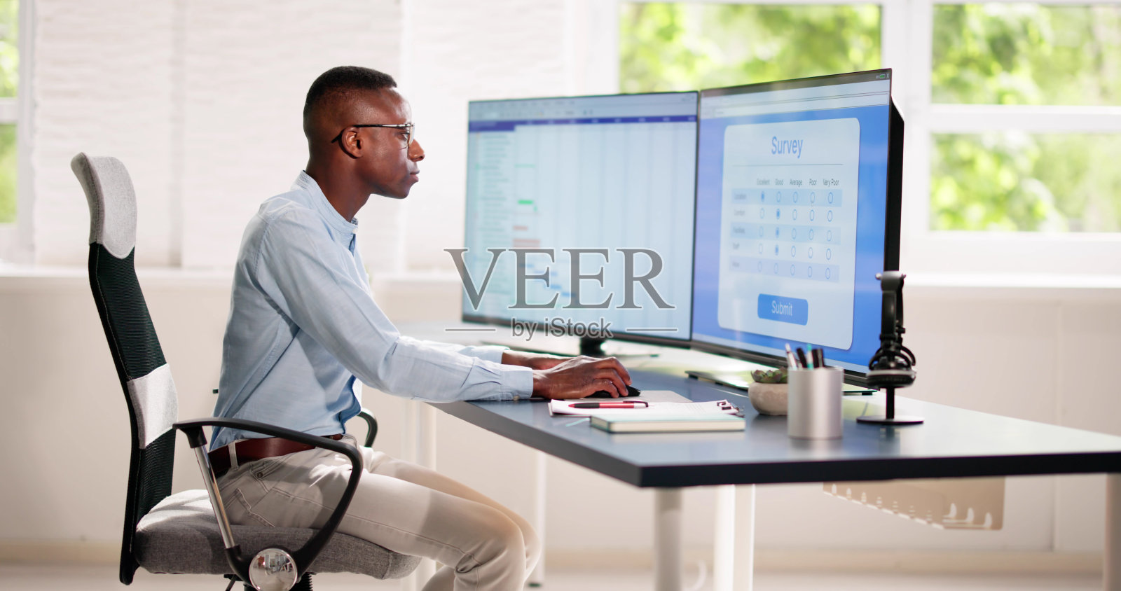 非洲男子填写网上调查表格照片摄影图片