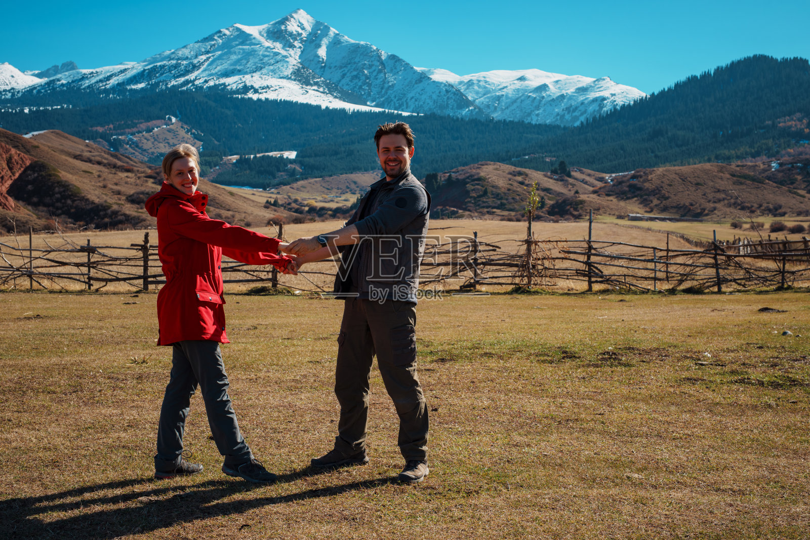 幸福的游客夫妇手牵着手在高山背景照片摄影图片