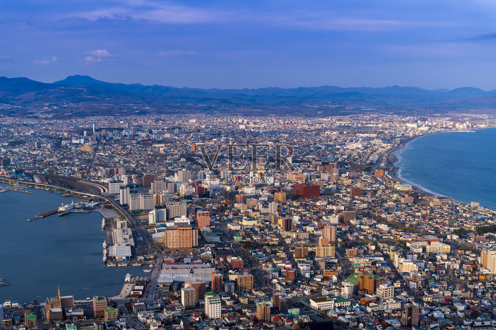 函馆的城市景观有天际线和办公大楼，函馆的市中心是日本北海道的热门旅游城市，春天的黄昏天空照片摄影图片