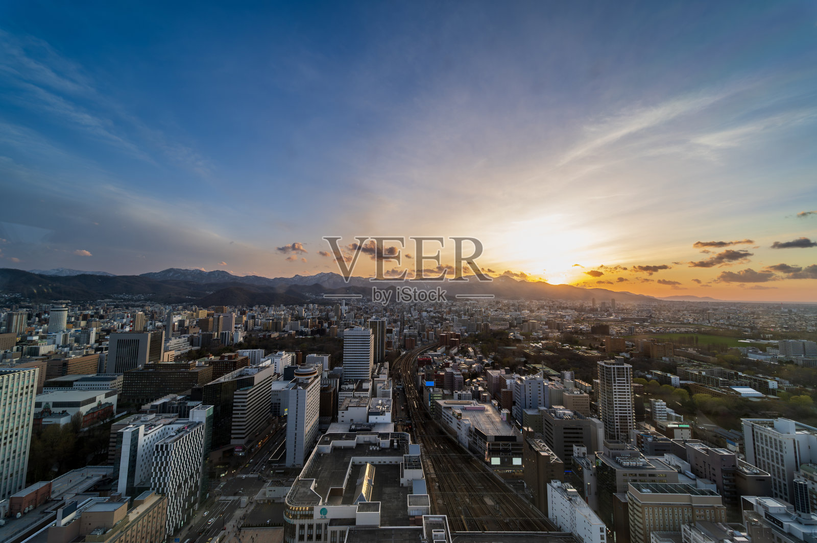 日落或日出的札幌城市景观，天际线和办公大楼和札幌市中心是日本北海道旅游的热门城市，春天的黄昏天空照片摄影图片