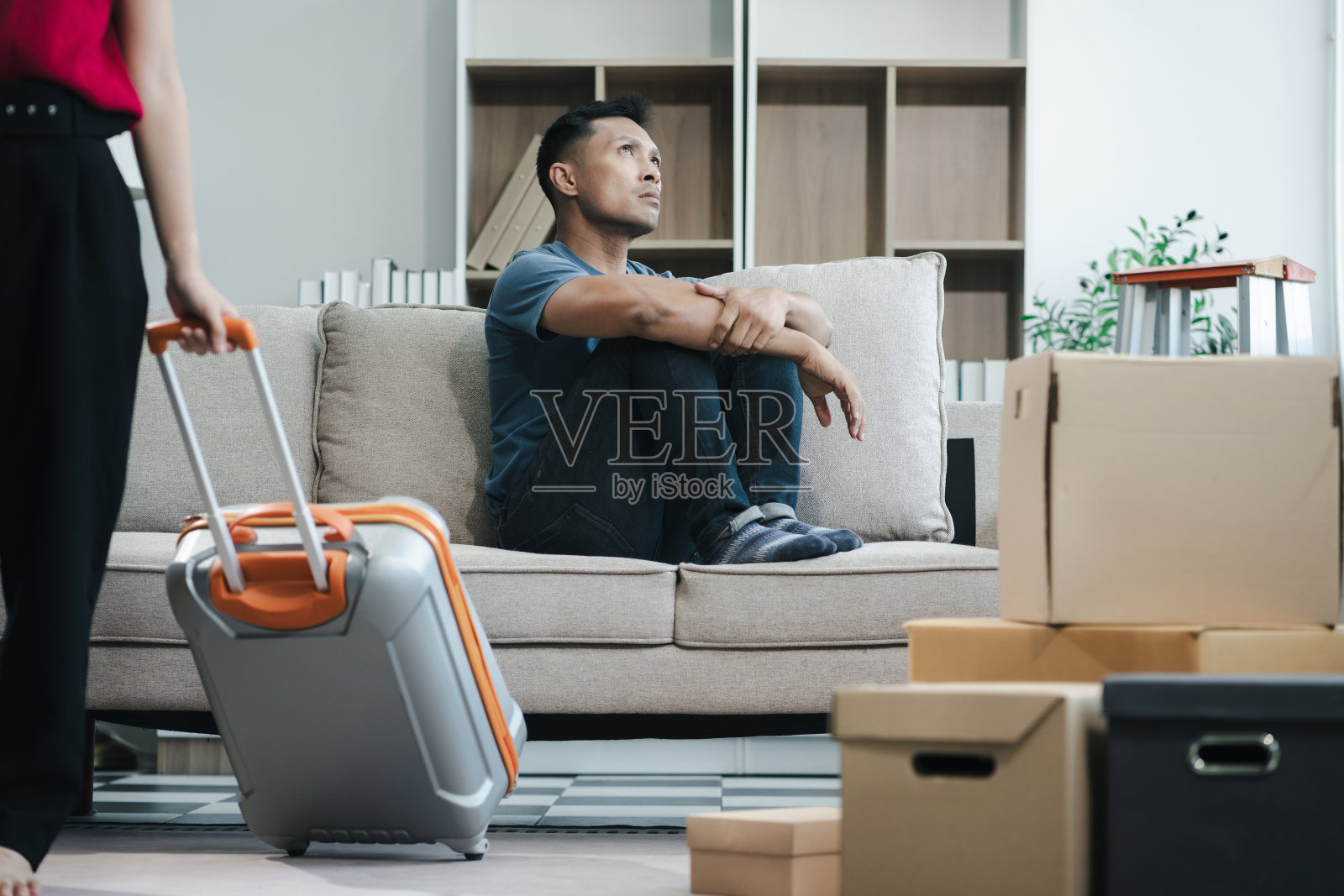 不高兴的年轻夫妇因关系问题分居照片摄影图片