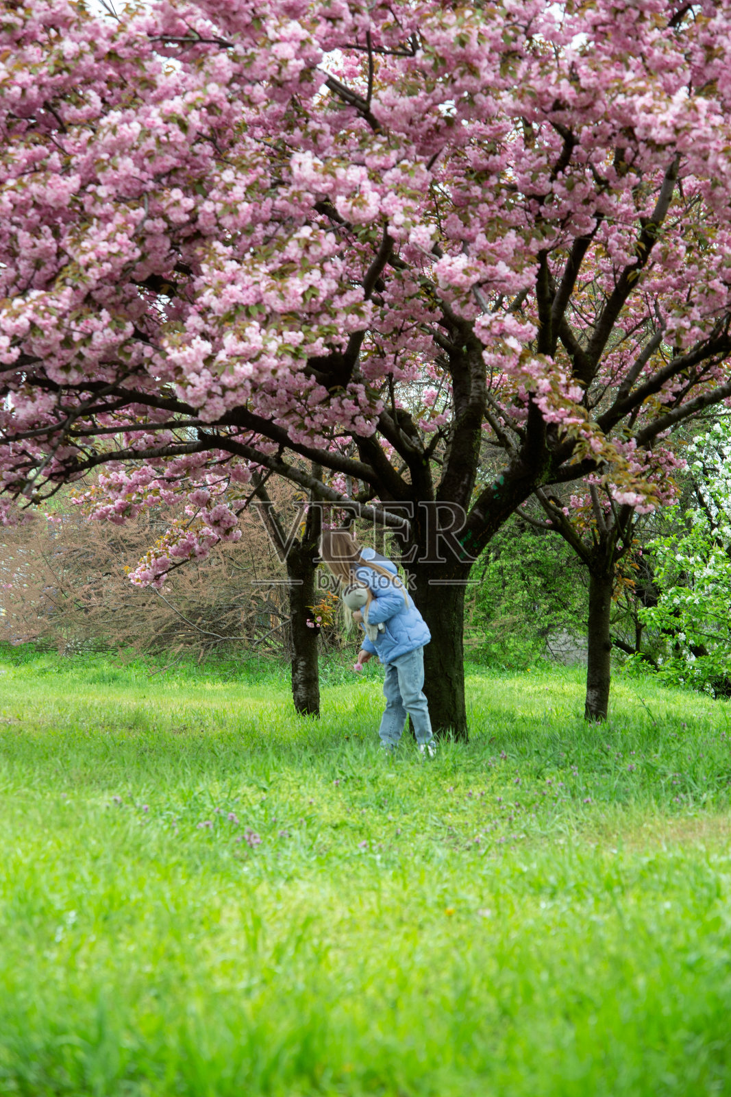 一个小女孩正在公园里玩照片摄影图片