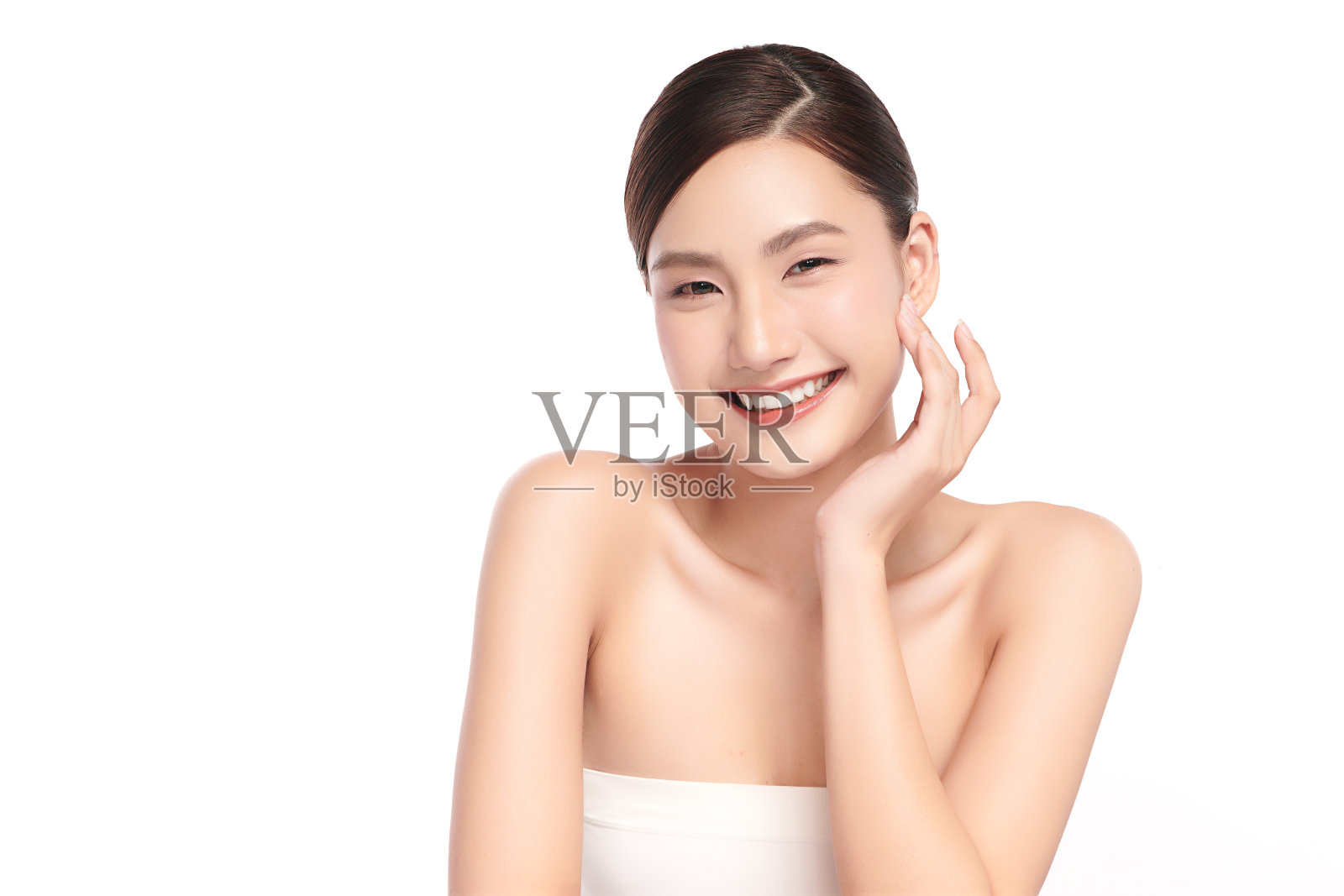 美丽年轻的亚洲女性，干净清新的皮肤在白色的背景，面部护理，面部护理，美容，美容和水疗，亚洲女性肖像。照片摄影图片