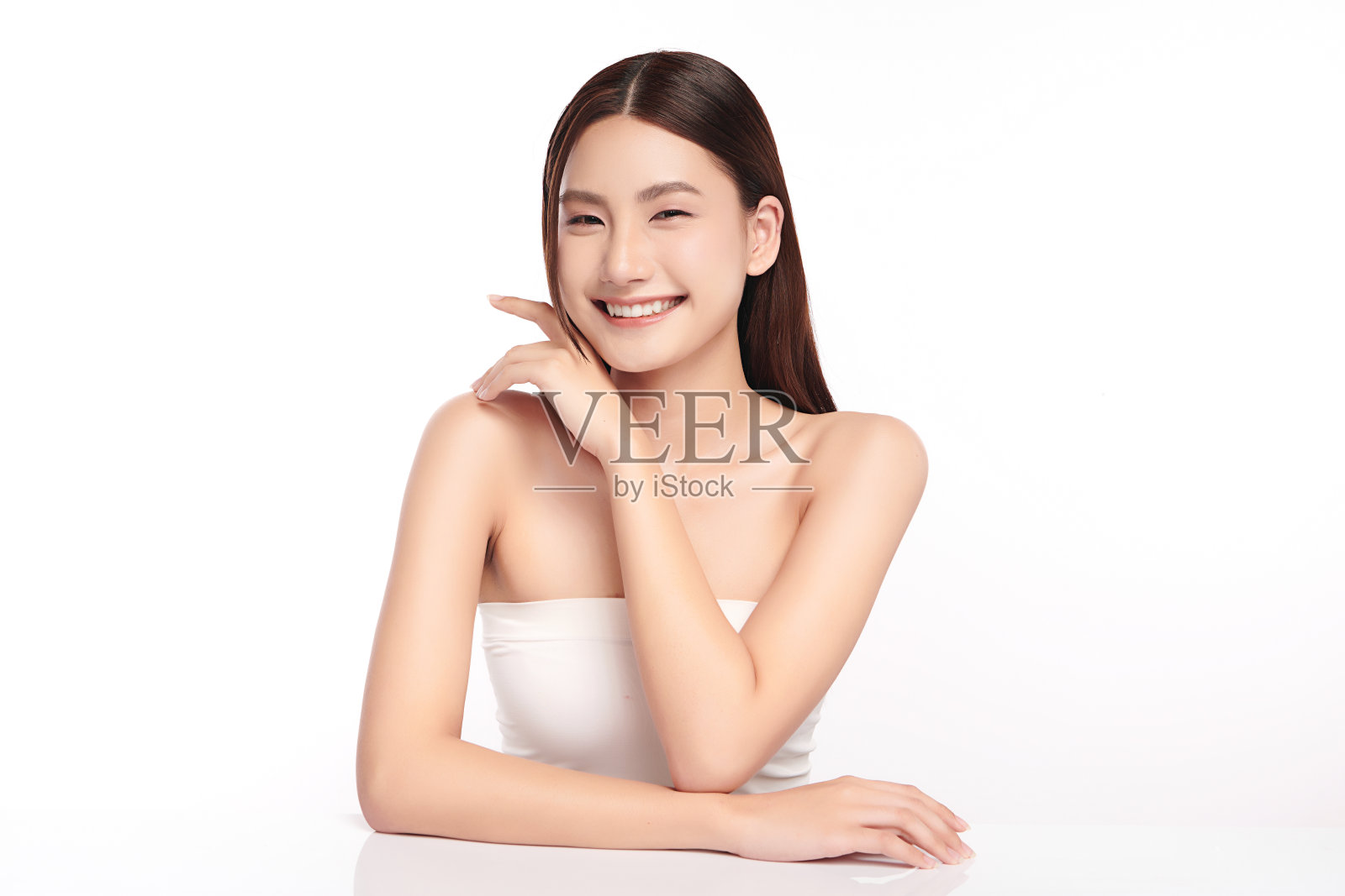 美丽年轻的亚洲女性，干净清新的皮肤在白色的背景，面部护理，面部护理，美容，美容和水疗，亚洲女性肖像。照片摄影图片