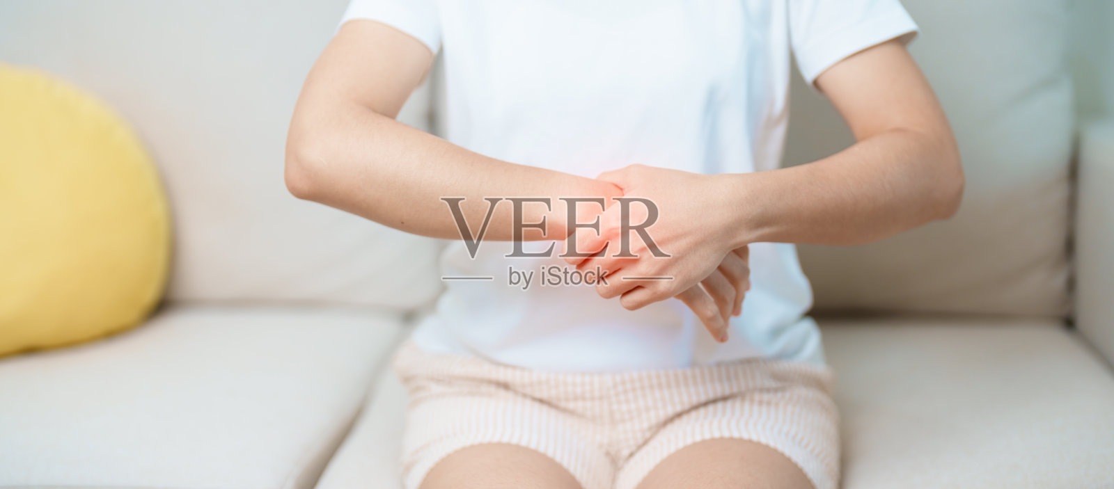 家中手腕疼痛的女性，因德奎文氏腱鞘炎引起的肌肉疼痛，人体工程学，腕管综合征或办公室综合征和帕金森病的概念照片摄影图片