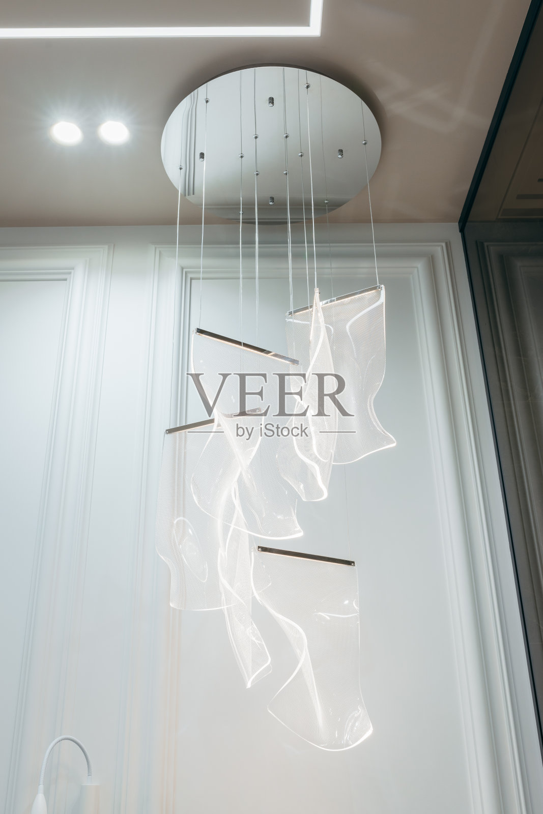 桌子上方床头挂灯照片摄影图片