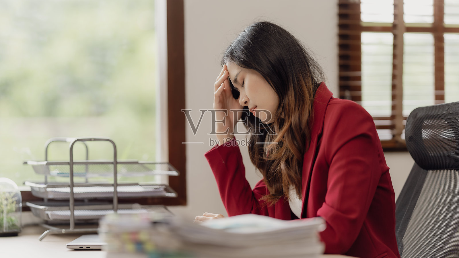 亚洲女性使用笔记本电脑，在办公室工作，桌上有计算器文件，计划分析财务报告，商业计划，金融投资照片摄影图片