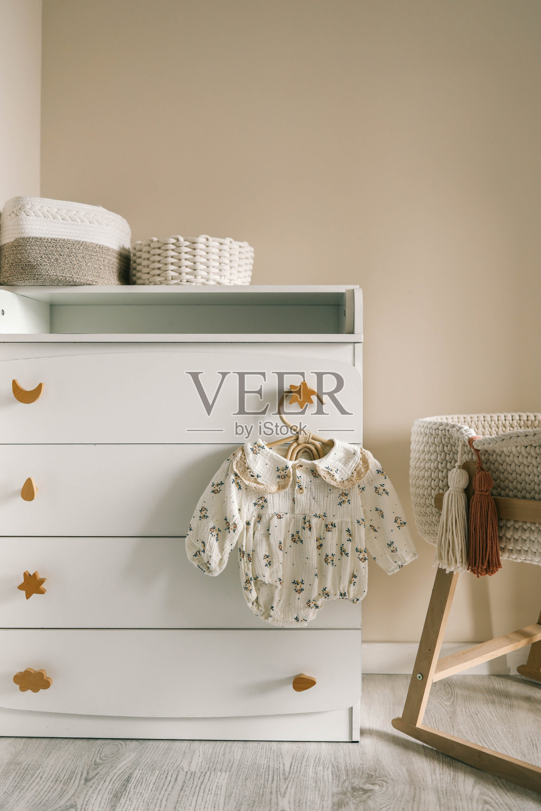 漂亮的儿童紧身衣，在托儿所的新生女孩照片摄影图片