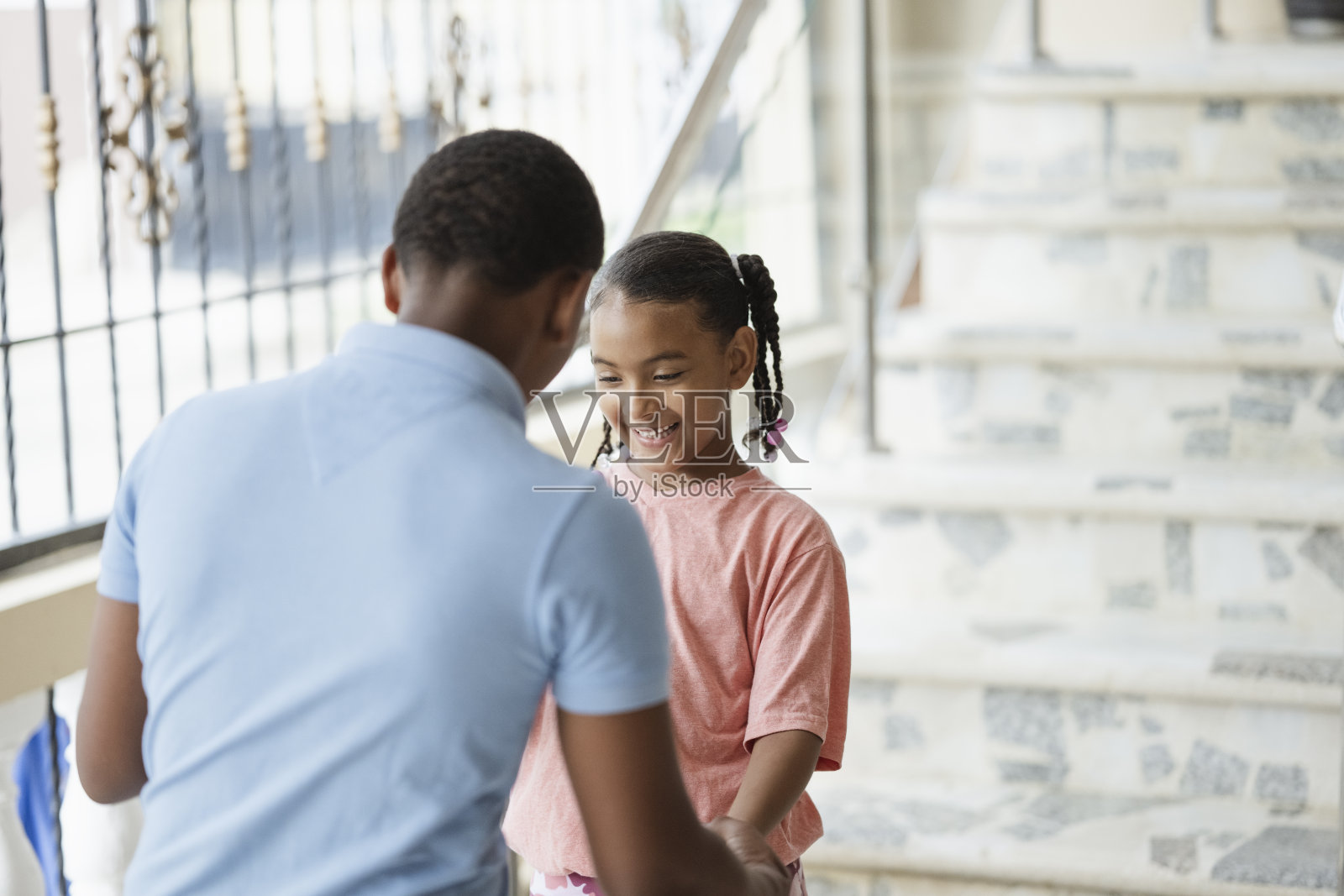兄弟姐妹和他们的狗一起玩耍，哥哥和妹妹照片摄影图片