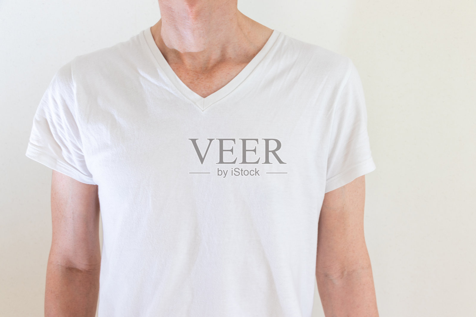 穿着白色内衣的修长男子的上半身照片摄影图片