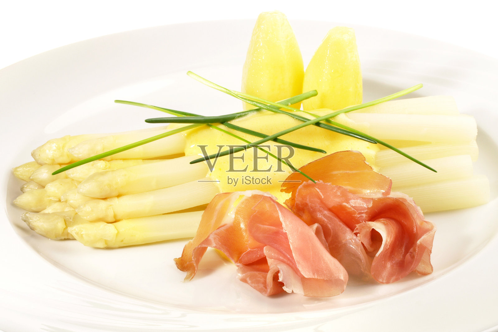 白芦笋配荷兰酱，烟熏火腿和土豆照片摄影图片