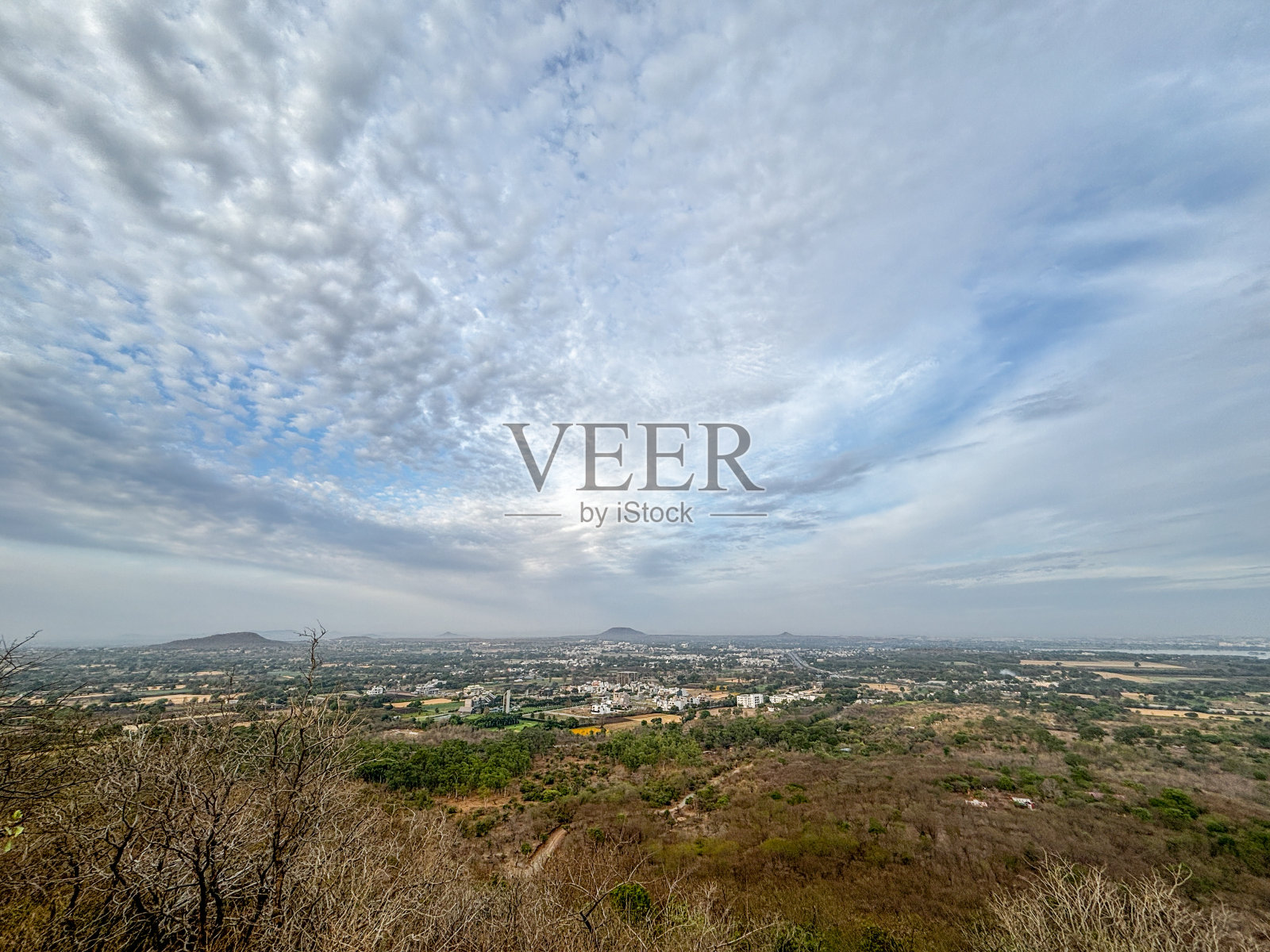 印度印多尔的拉曼达尔，一座以山为背景的城市。照片摄影图片