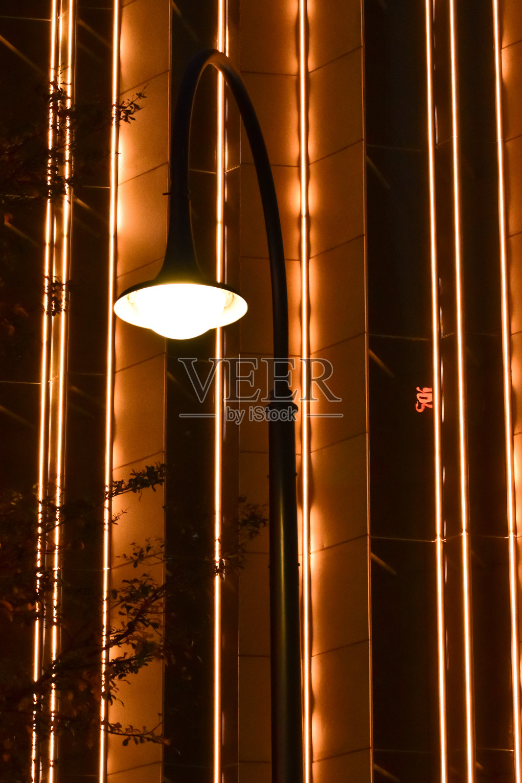 夜间街灯的特写，背景是建筑物。照片摄影图片