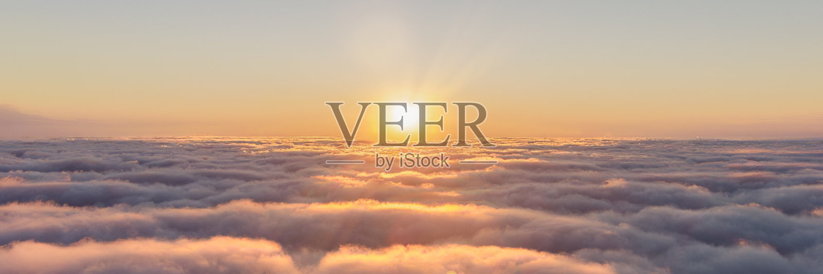 日出在云层上描绘天空照片摄影图片