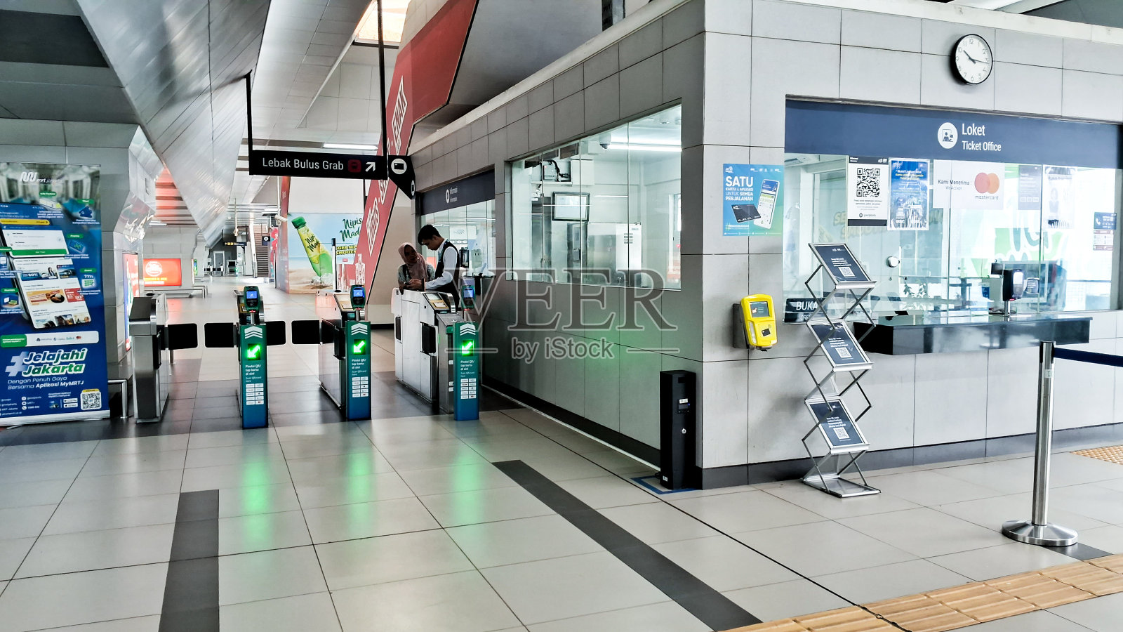 捷运站出口照片摄影图片