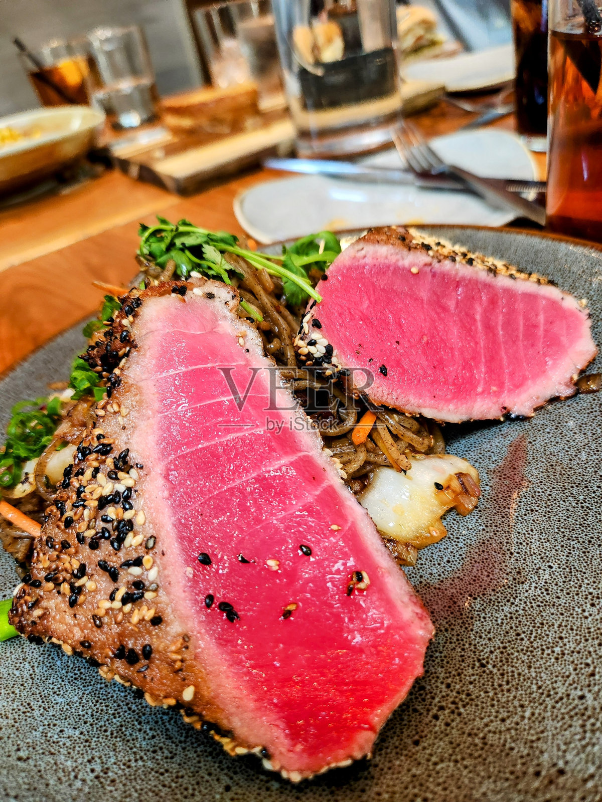 芝麻皮烤Ahi照片摄影图片