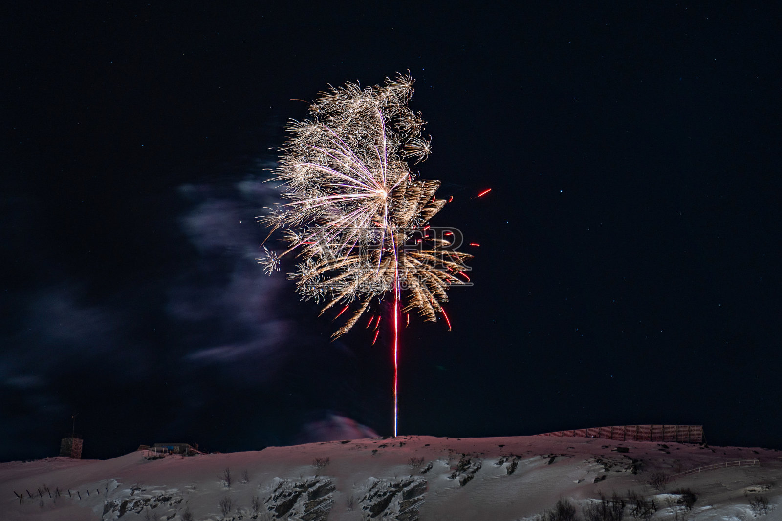 除夕夜放烟花照片摄影图片