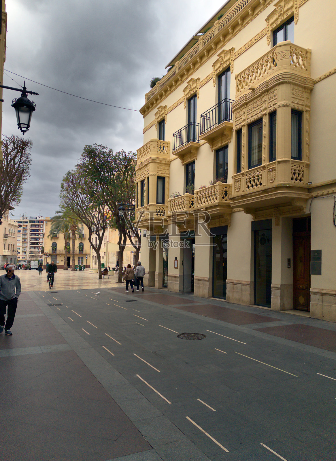西班牙埃尔切市的中央街道。照片摄影图片