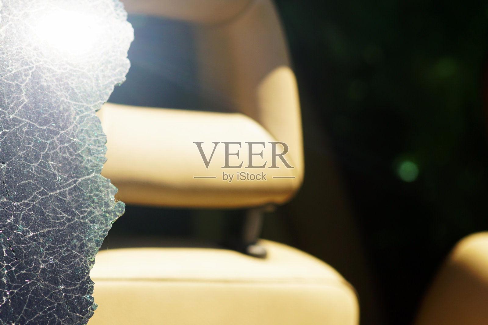 事故汽车：破损后窗与座椅靠背照片摄影图片