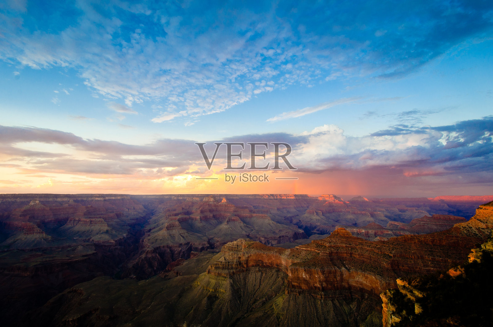 大峡谷上五彩缤纷的晚霞照片摄影图片