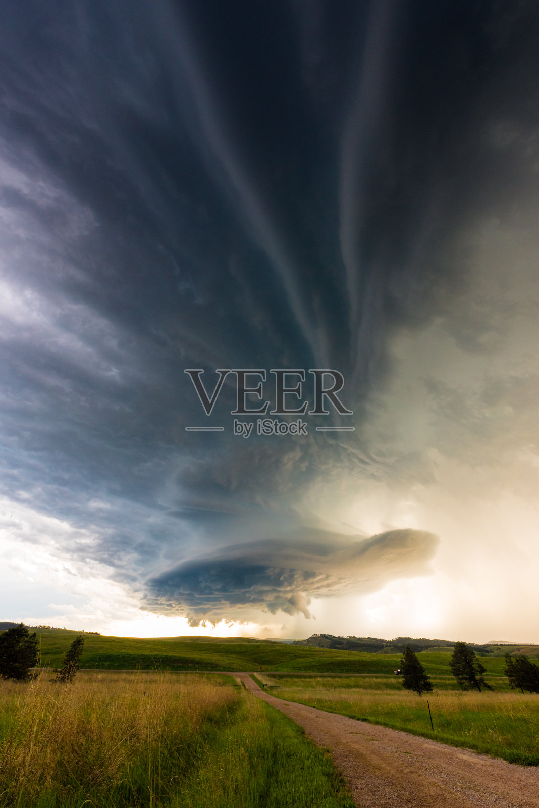阴沉的乌云笼罩着尘土飞扬的道路照片摄影图片