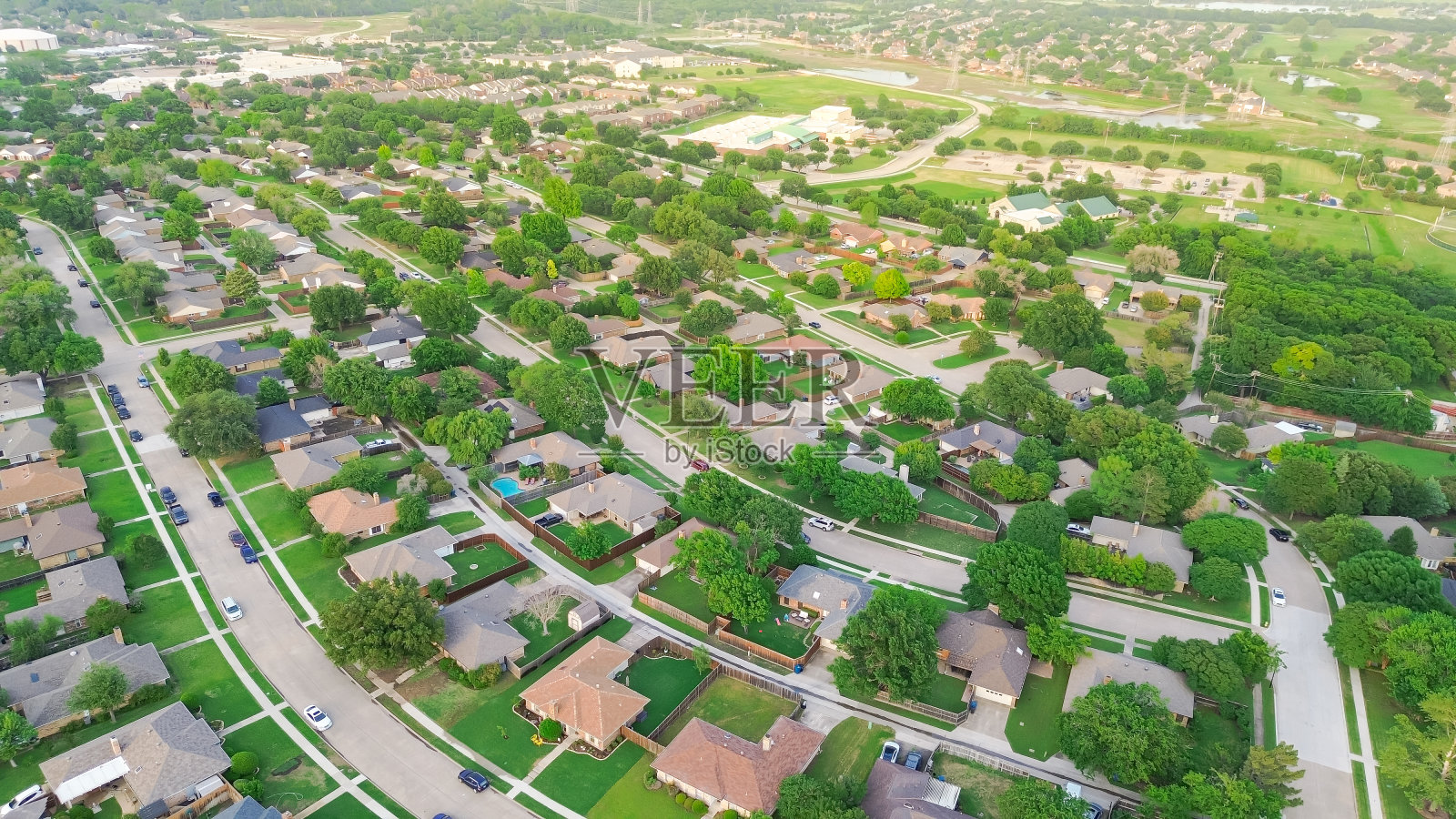 以学区为背景的住宅小区，位于德克萨斯州达拉斯郊区的郊区住宅修剪整齐的前院景观，空中分离的单户大后院照片摄影图片