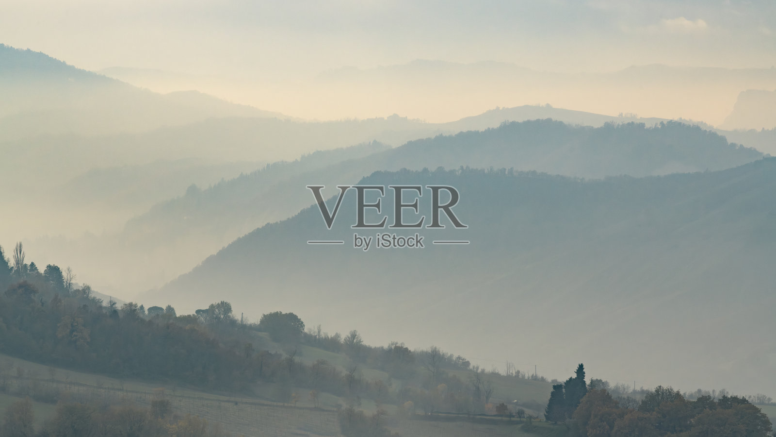 云雾缭绕的丘陵和山脉。亚平宁山脉靠近博洛尼亚，艾米利亚-罗马涅，意大利照片摄影图片