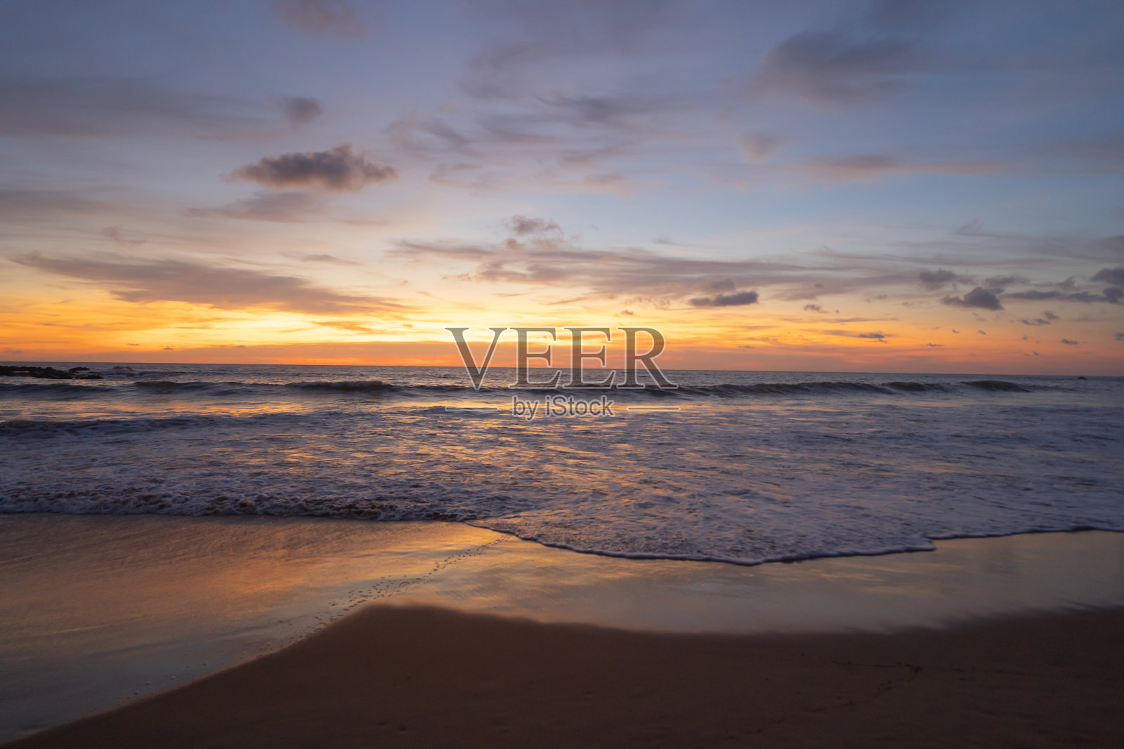 泰国普吉岛安达曼海夏季清澈的蓝绿色海水。水在海洋图案壁纸背景。照片摄影图片