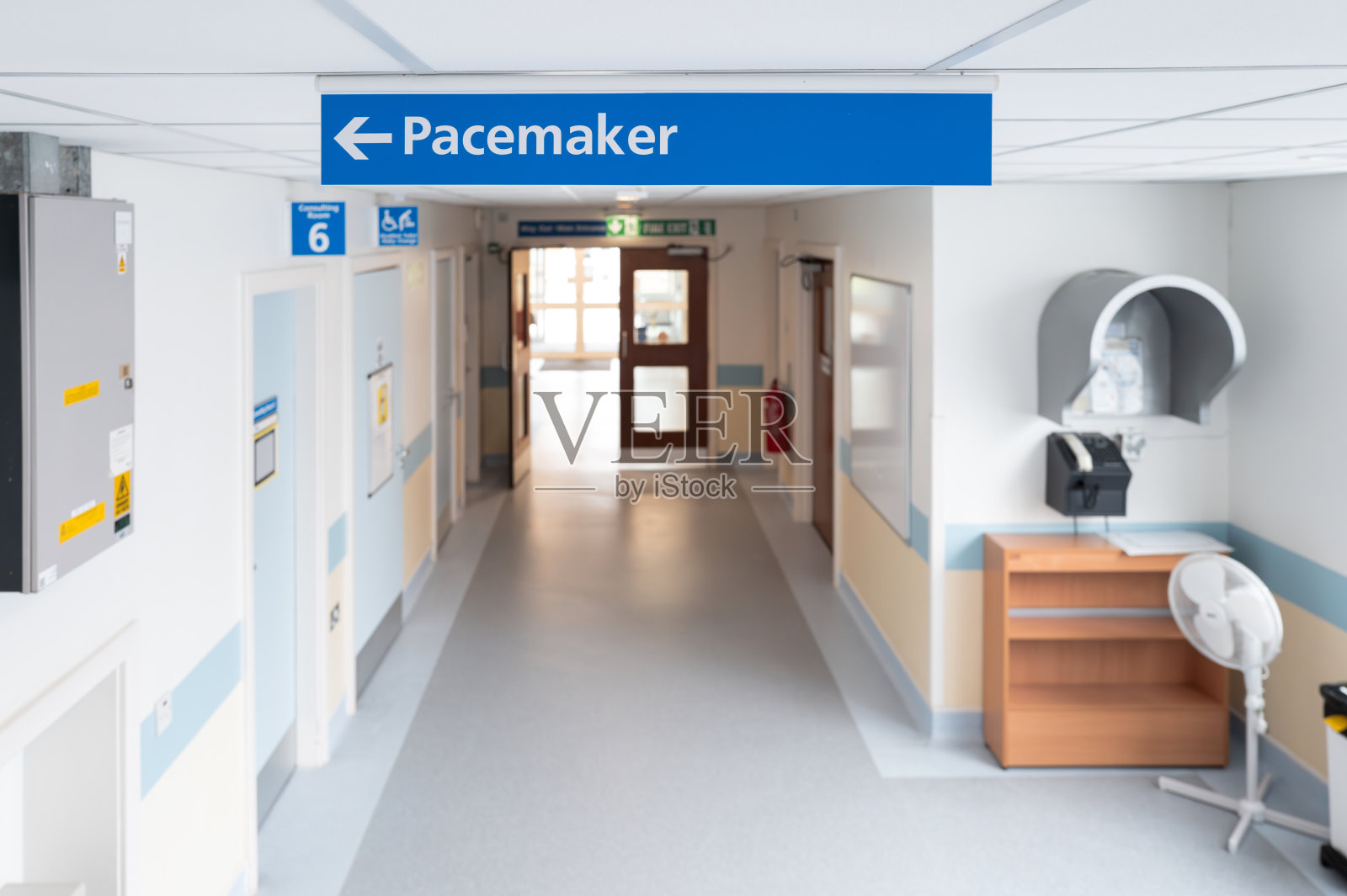 心脏健康起搏器标志的浅焦点显示了患者起搏器诊断的方法。照片摄影图片