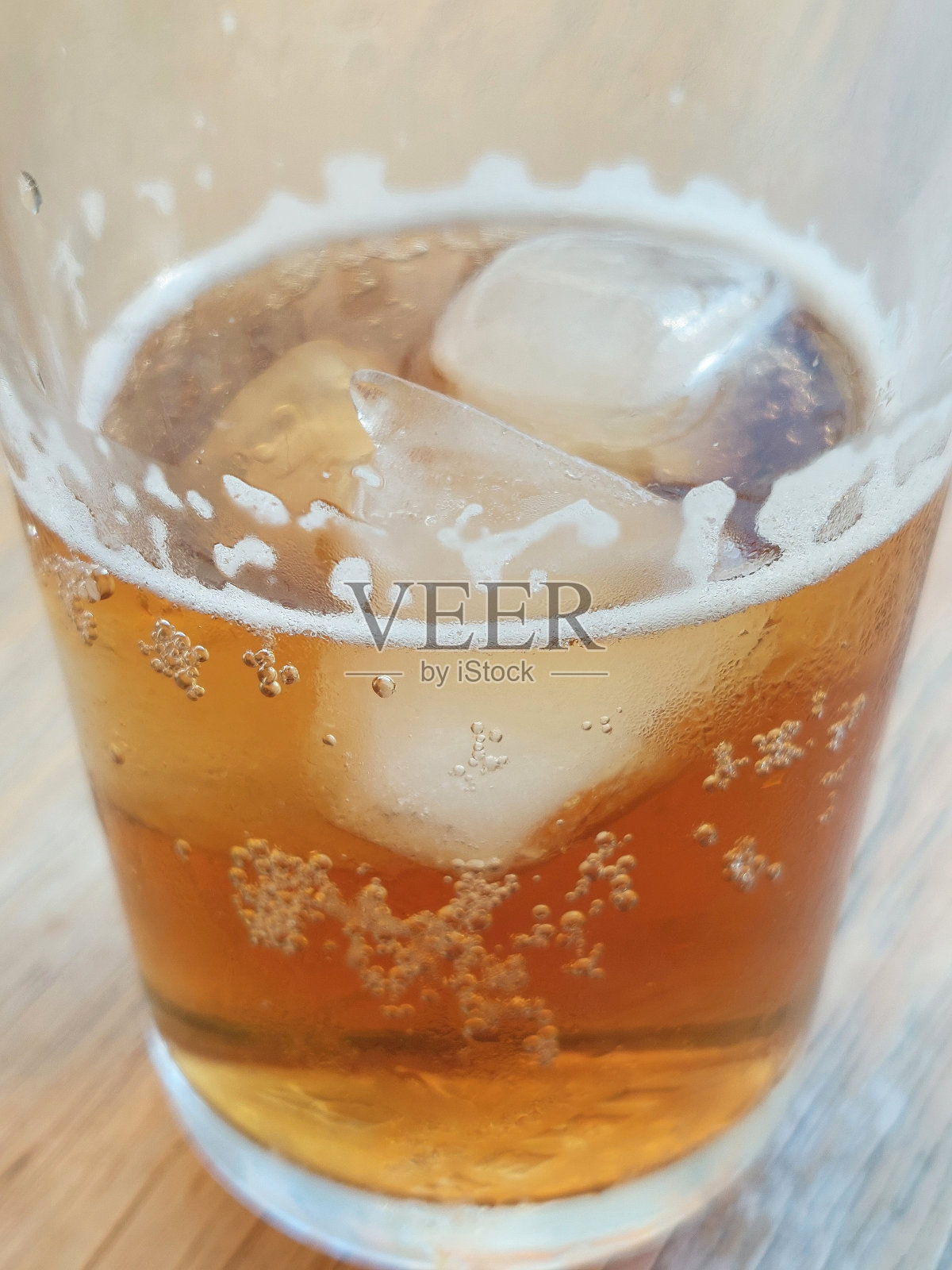 木桌上一杯清爽的冰柠檬茶，曼谷咖啡馆。照片摄影图片