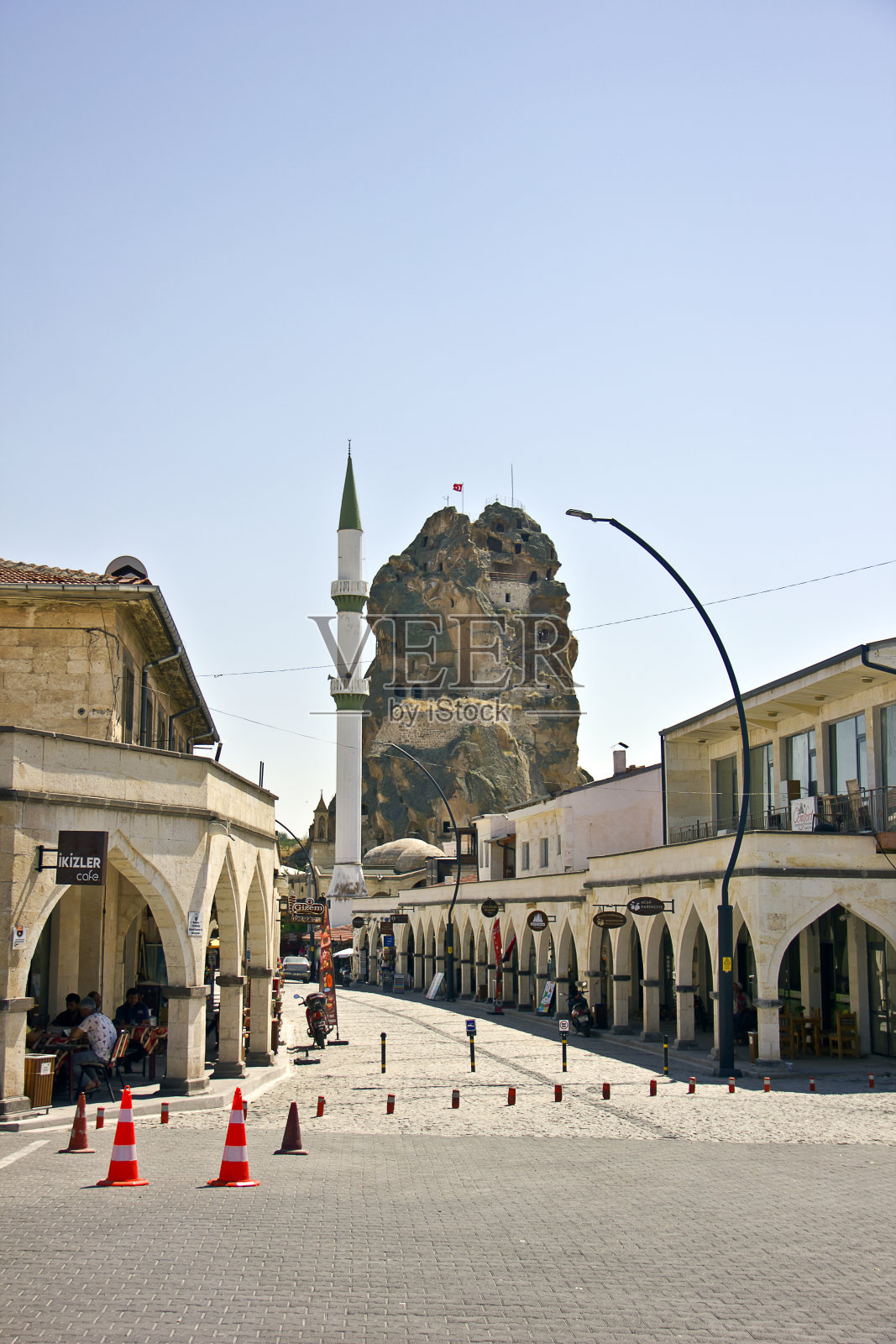 土耳其涅瓦希尔卡帕多西亚的Ortahisar城堡和清真寺照片摄影图片