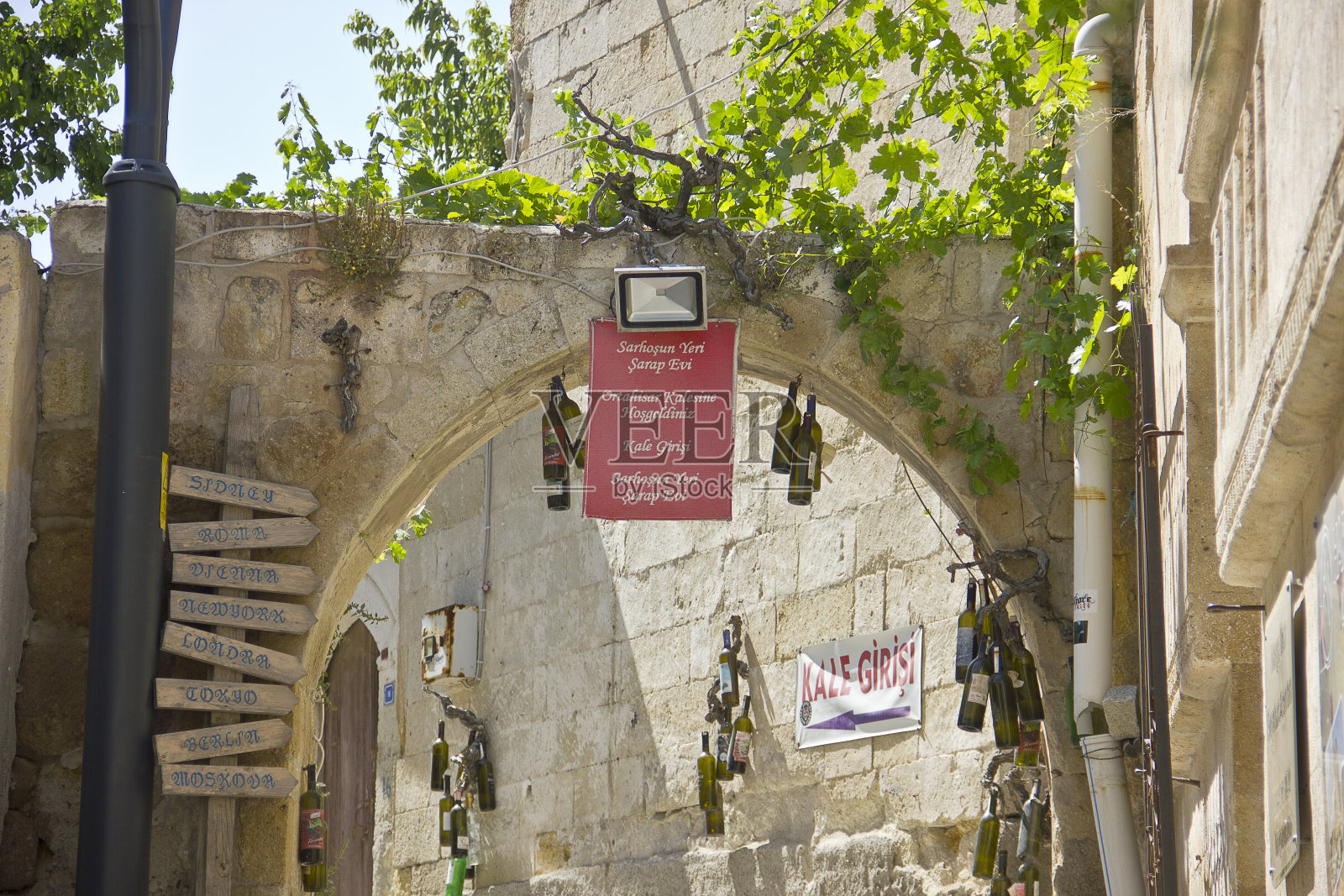 土耳其涅瓦希尔卡帕多西亚的Ortahisar城堡和清真寺照片摄影图片