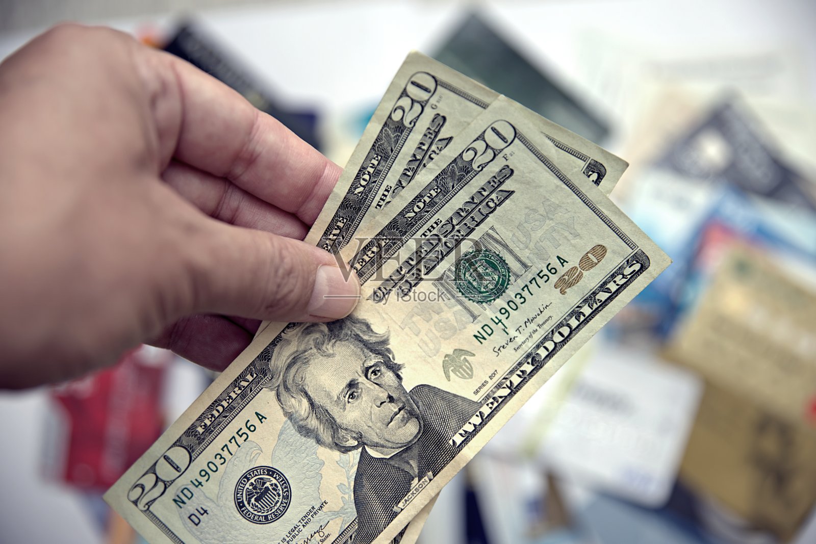 一个成年男子手里的钞票很少照片摄影图片