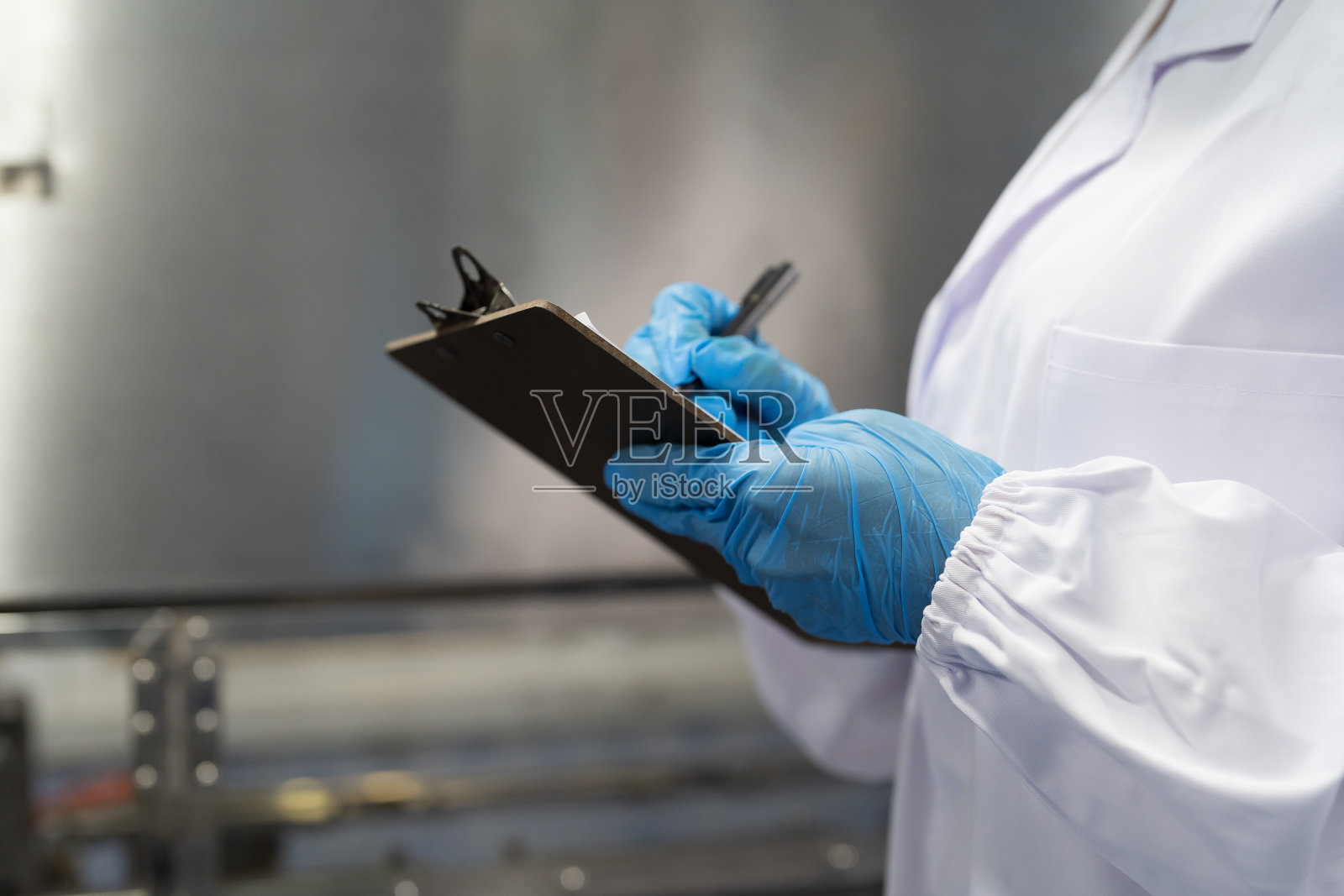 饮水厂传送带塑料水箱质量检查工人的双手照片摄影图片