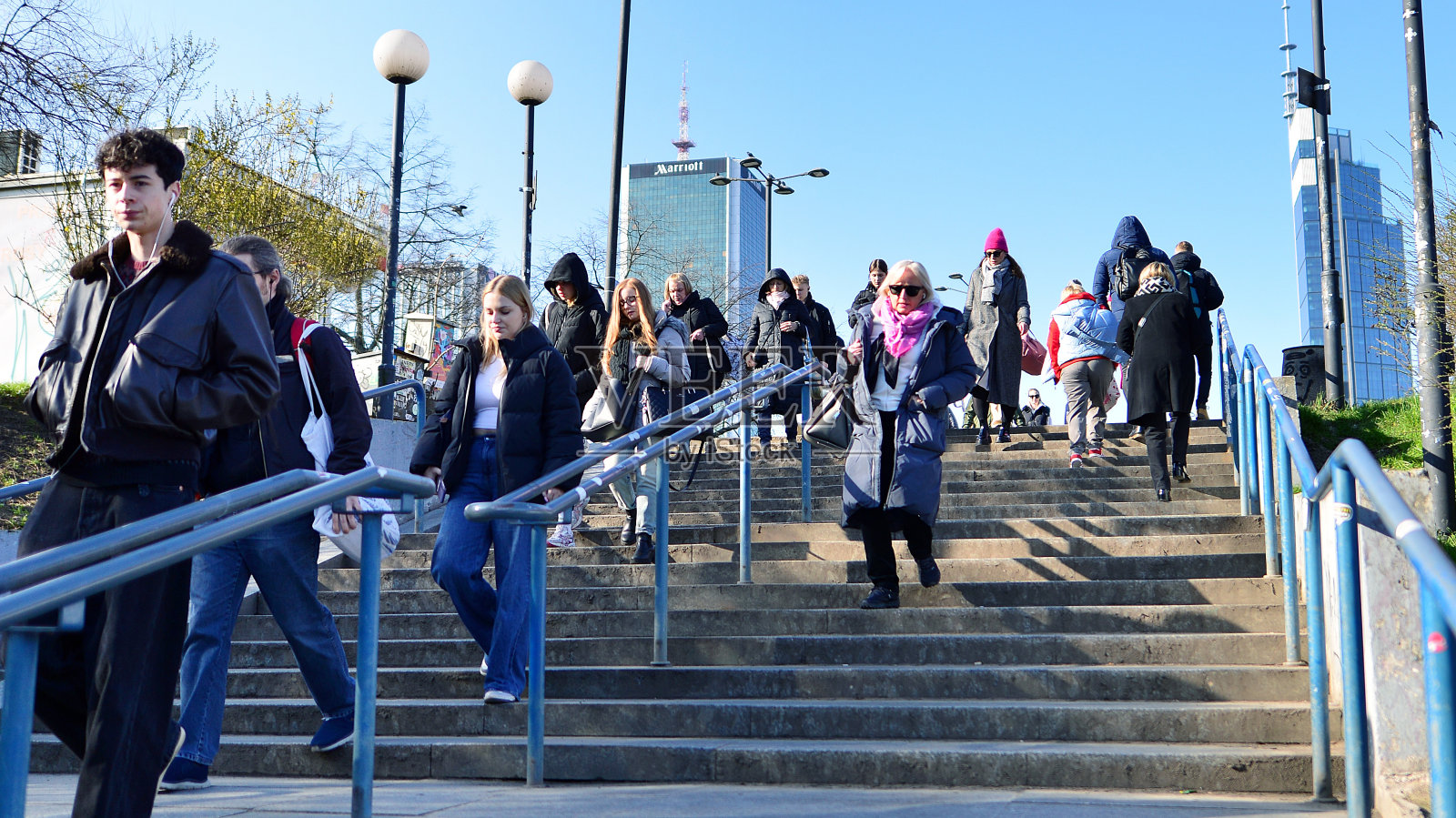 不同年龄和国籍的人在市中心穿行照片摄影图片