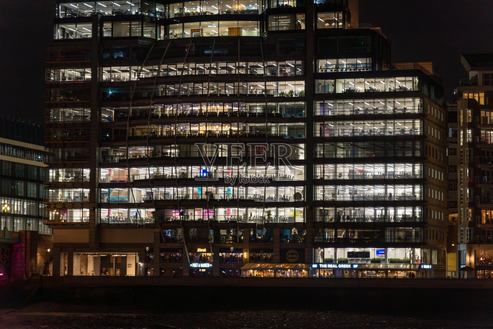 2024年3月伦敦河畔之家的夜景照片摄影图片