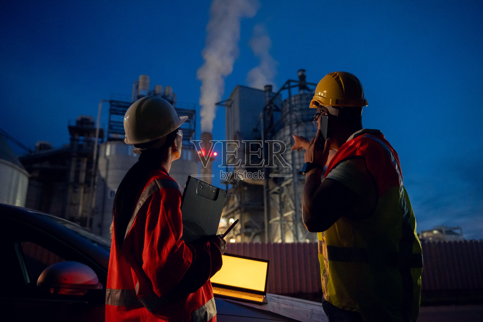 工程师团队上夜班照片摄影图片