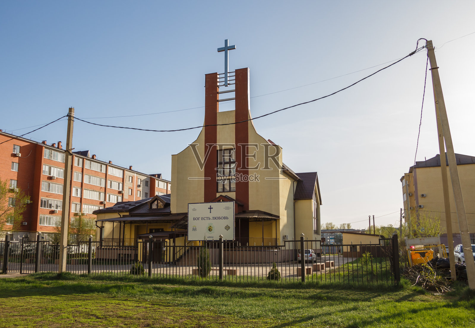 乌拉尔斯克市的罗马天主教堂。招牌上写着"上帝就是爱"照片摄影图片