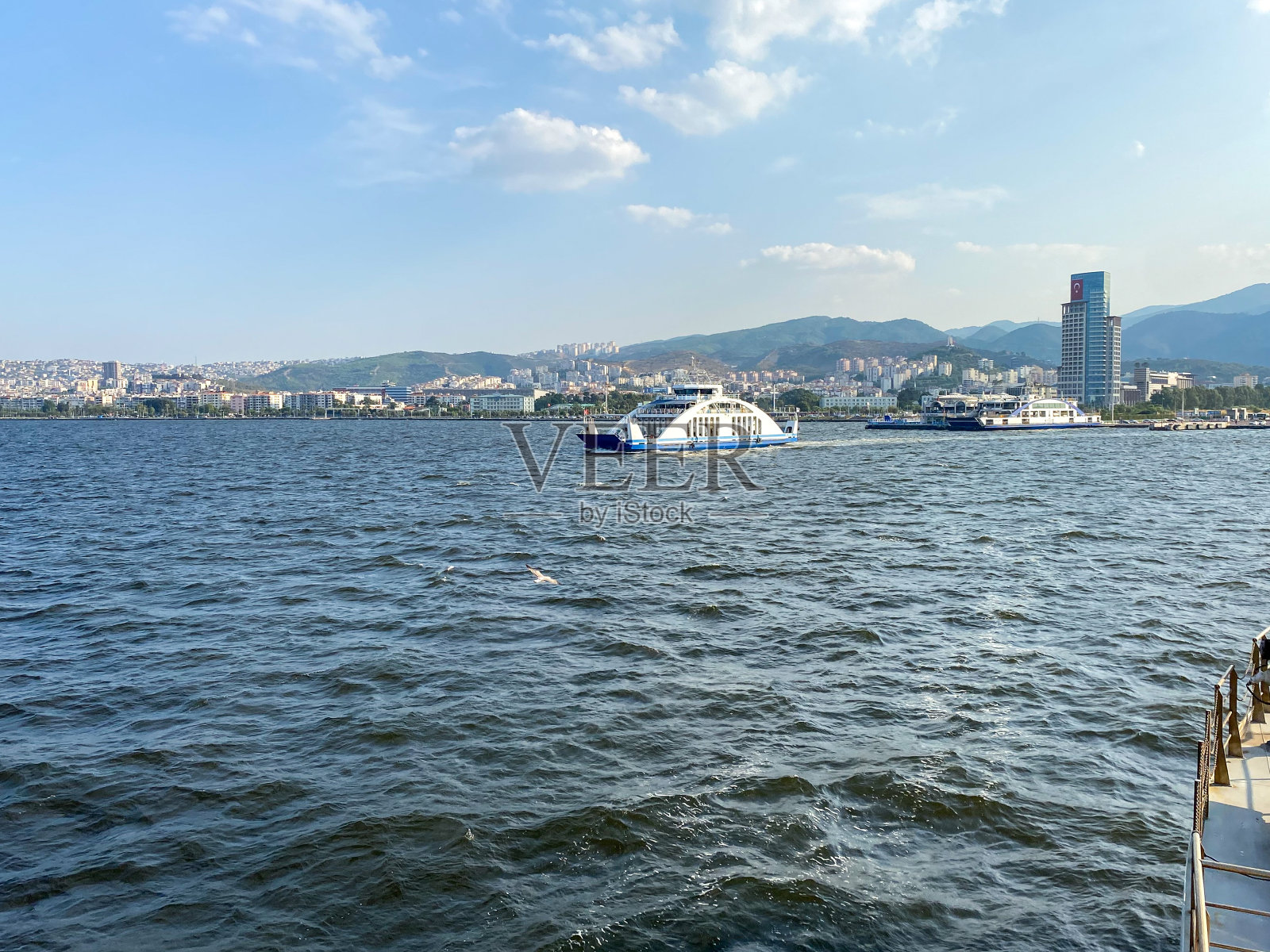 伊兹密尔海湾伊兹密尔市客运渡轮。照片摄影图片