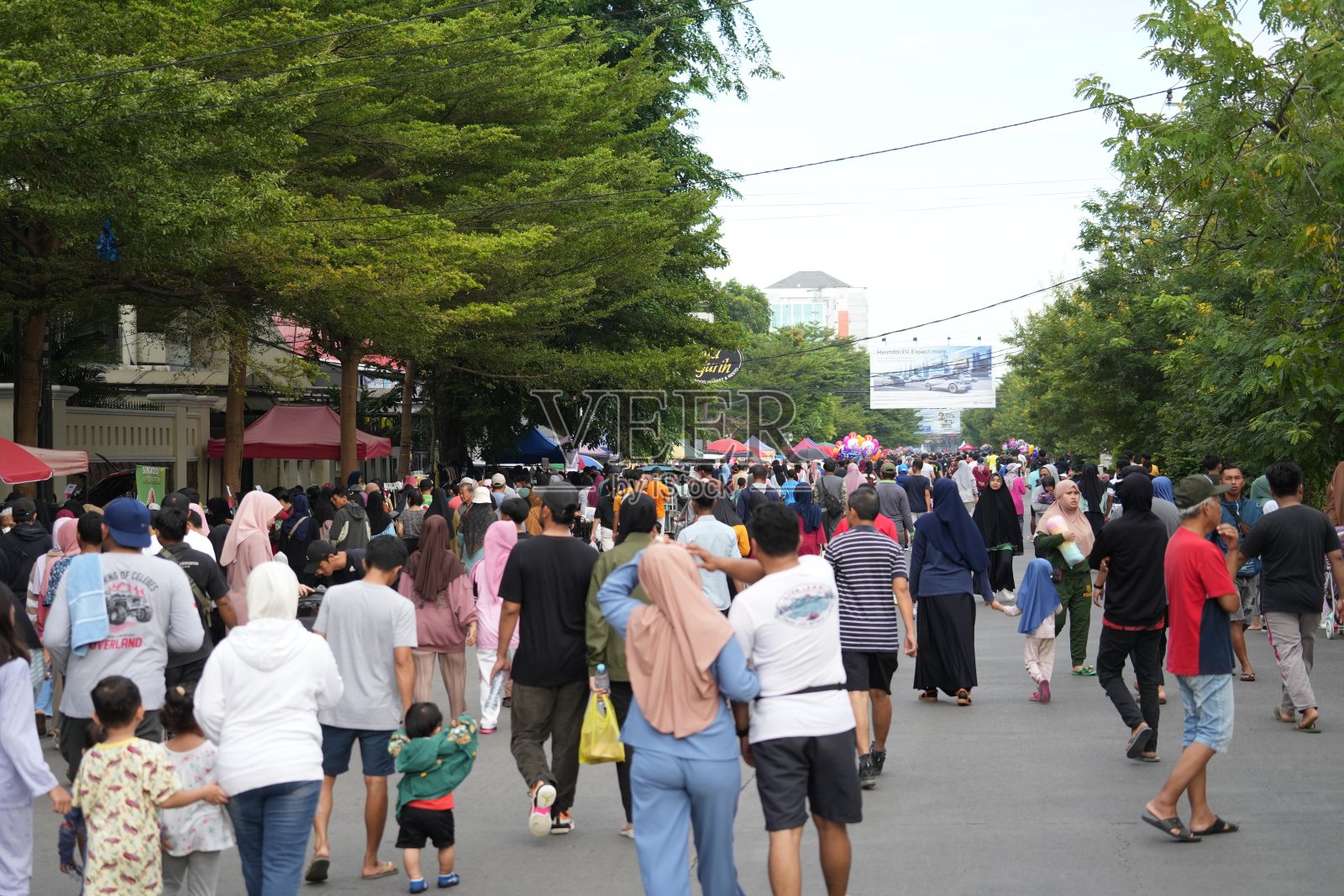 街上的人照片摄影图片
