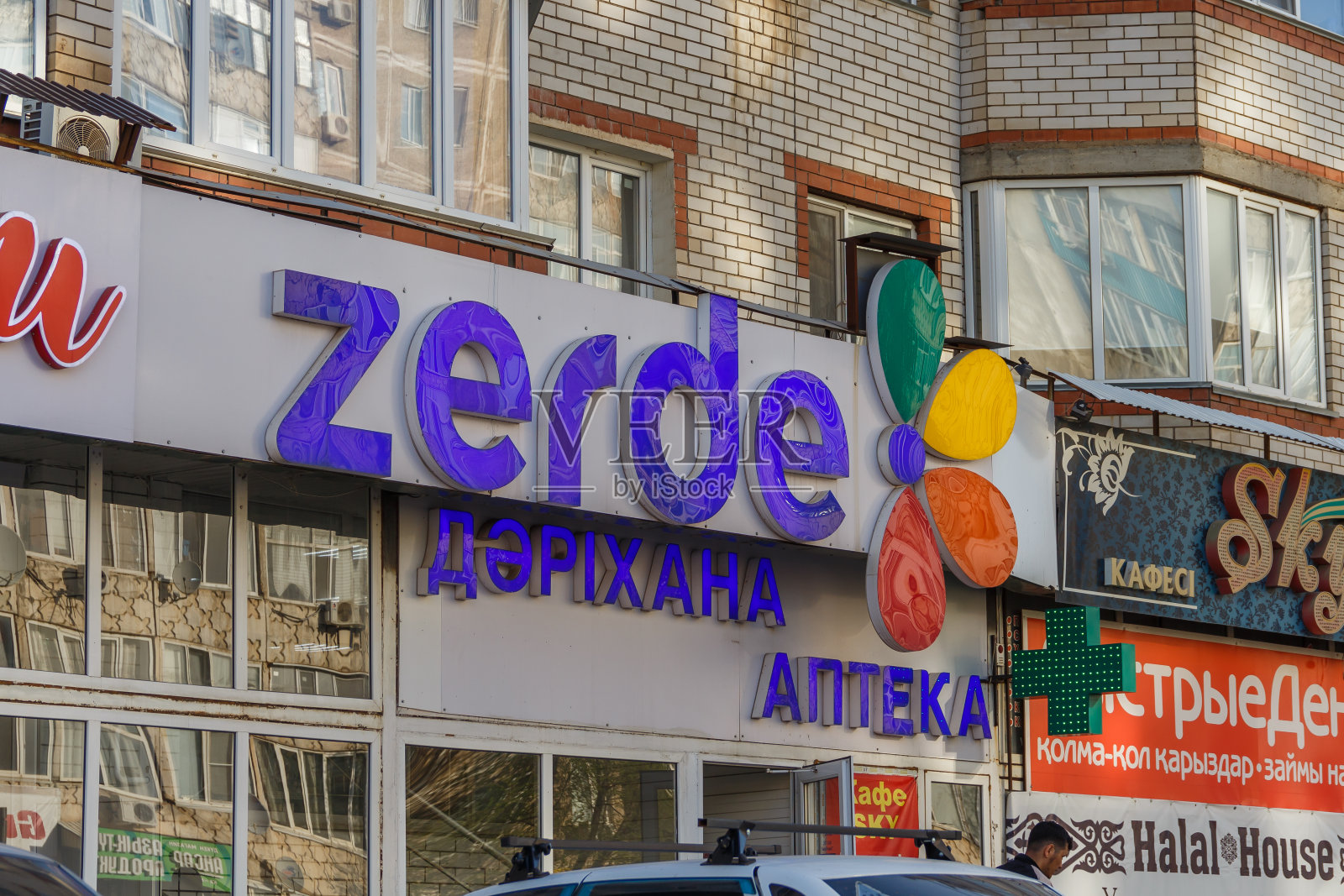 居民楼上药房“Zerde”的招牌标志。照片摄影图片