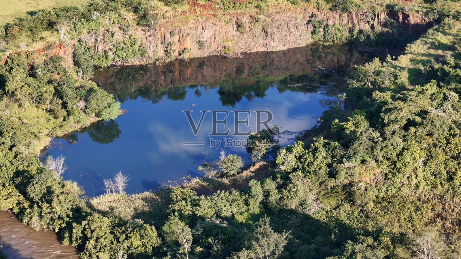 卡西兰迪亚，南马托格罗索州，巴西- 2024年04月18日:玄武岩采石场与完整的湖照片摄影图片