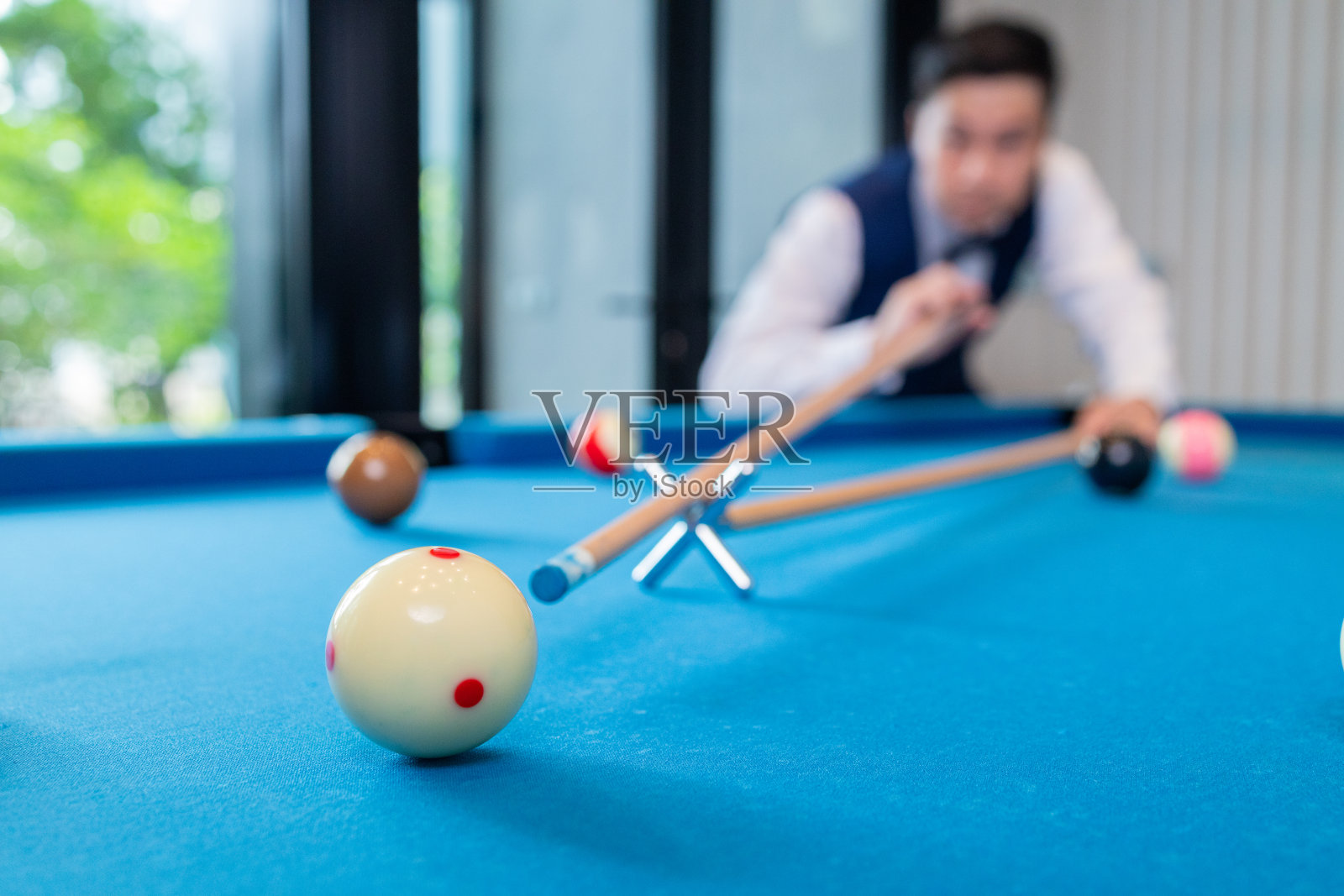 台球球杆击球的精度和焦点照片摄影图片