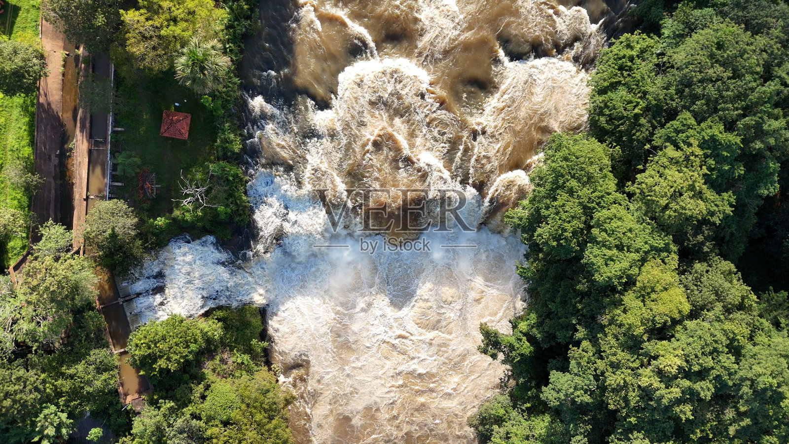 巴西南马托格罗索州卡西兰迪亚- 2024年4月18日:俯瞰里约阿波雷瀑布照片摄影图片