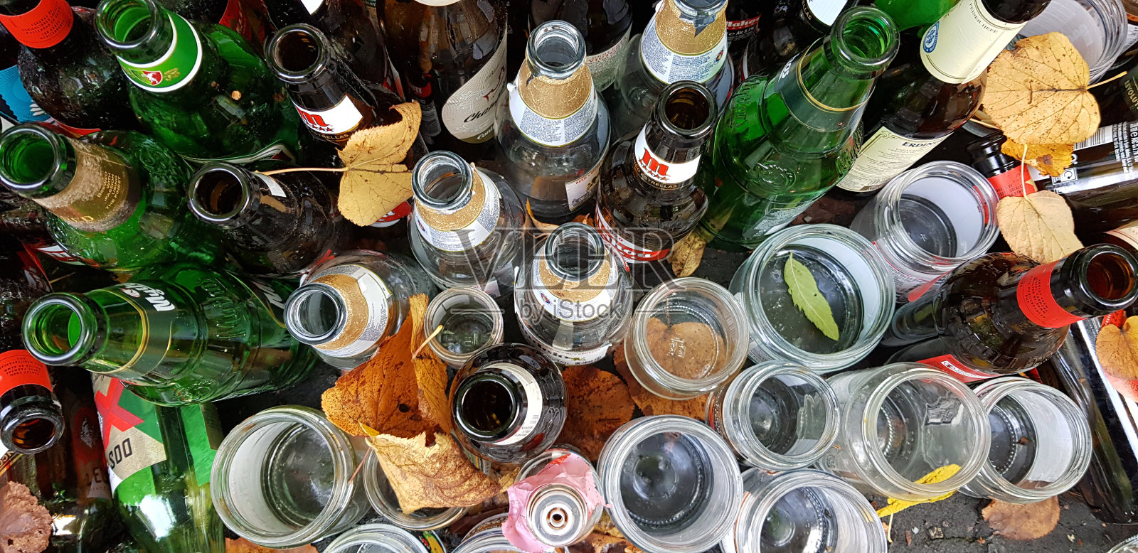 人行道上的空罐子和瓶子，苏格兰，英格兰照片摄影图片