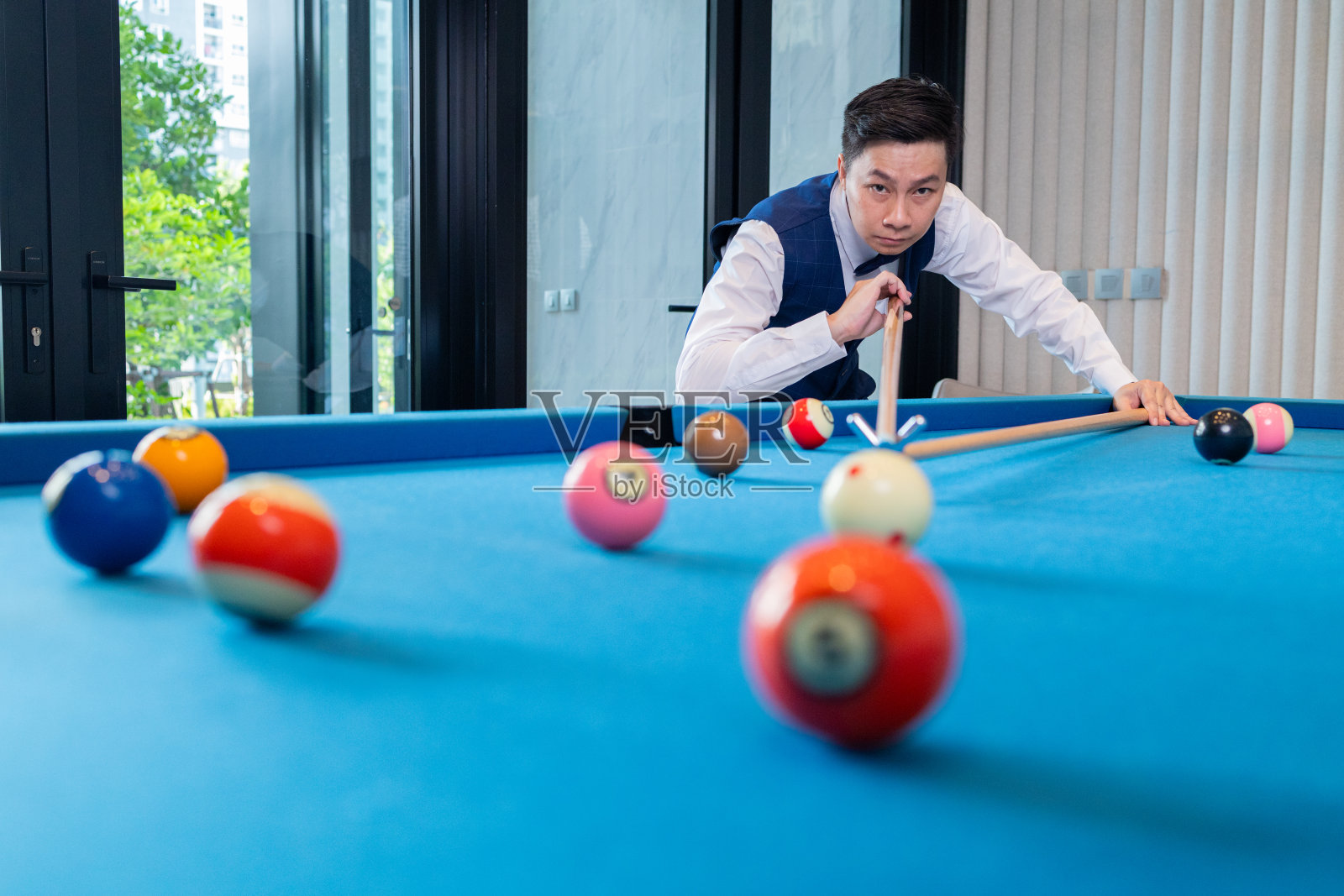 台球球杆击球的精度和焦点照片摄影图片