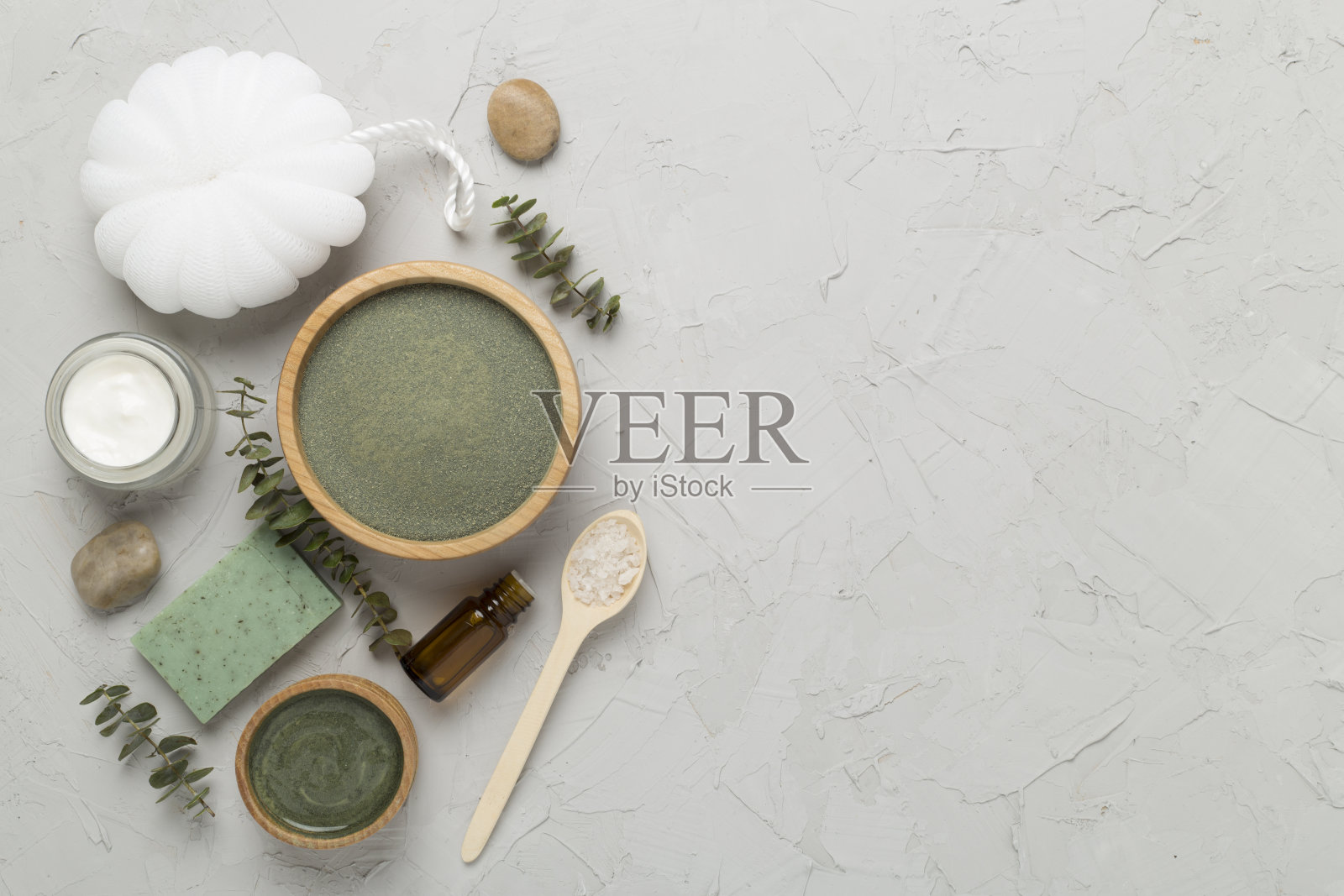 混凝土背景上的化妆品粘土和水疗产品组成，俯视图照片摄影图片