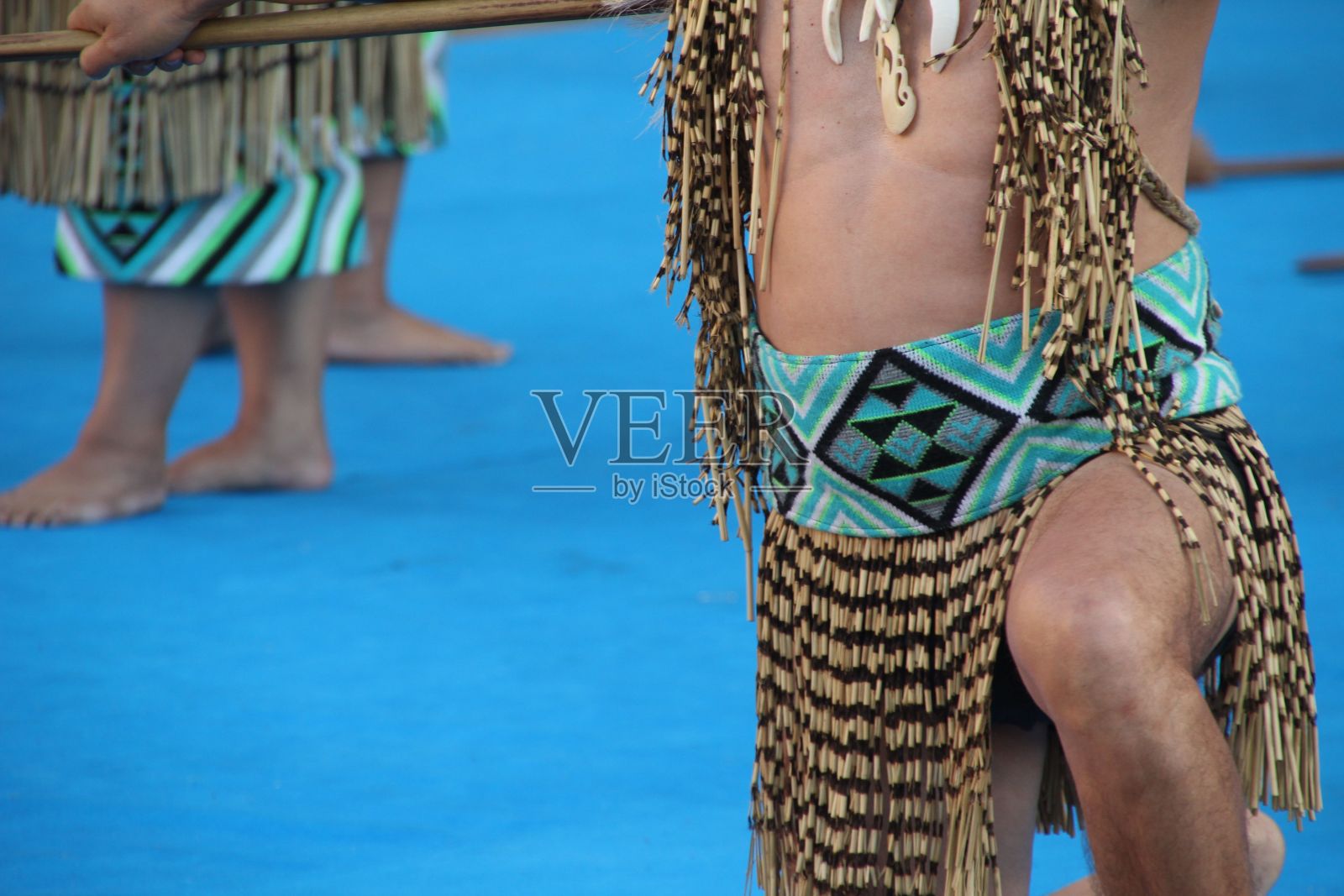 一群新西兰毛利人民间舞蹈演员在户外节日上表演。照片摄影图片